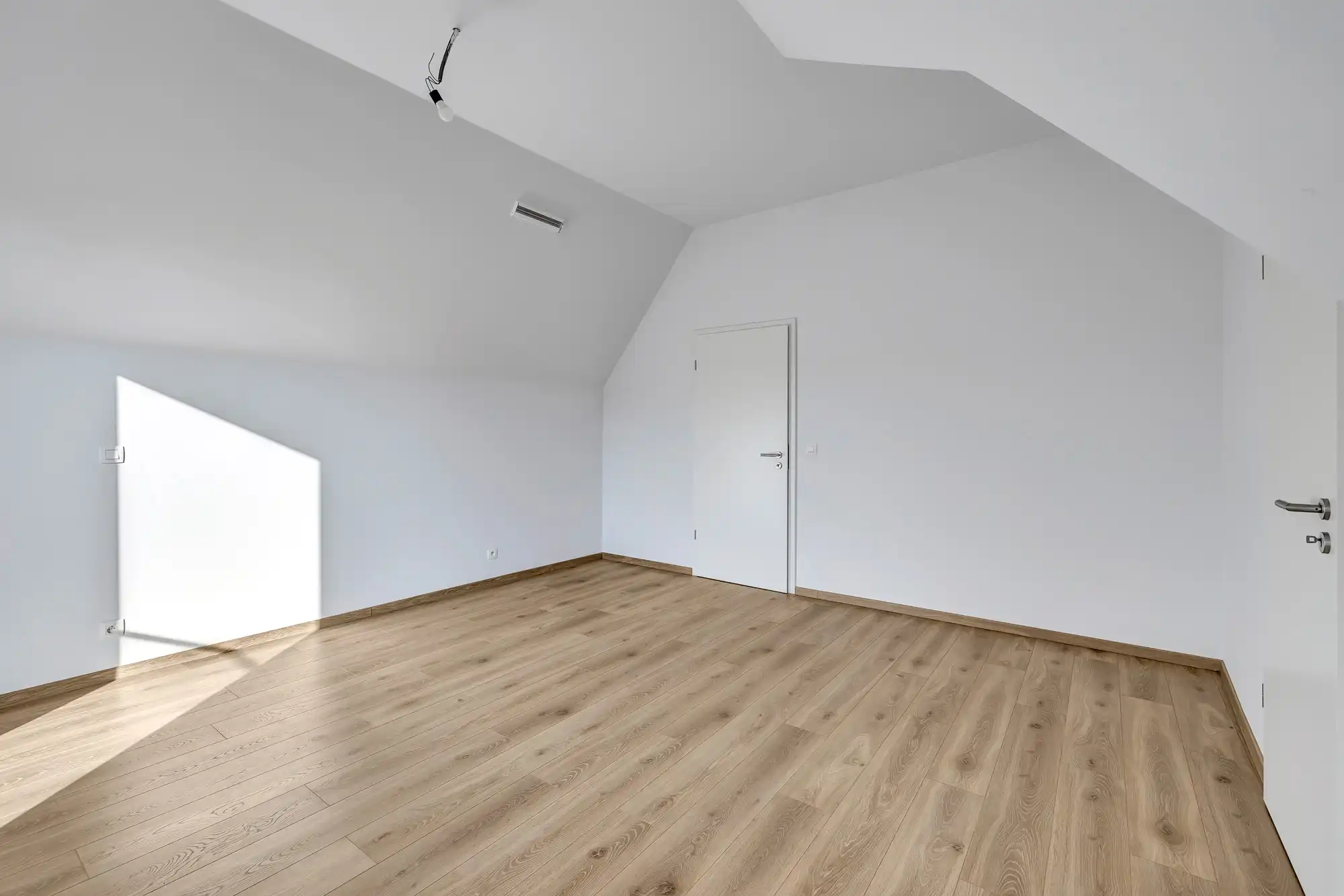 Volledig afgewerkte nieuwbouwwoning met 5 slaapkamers foto 24