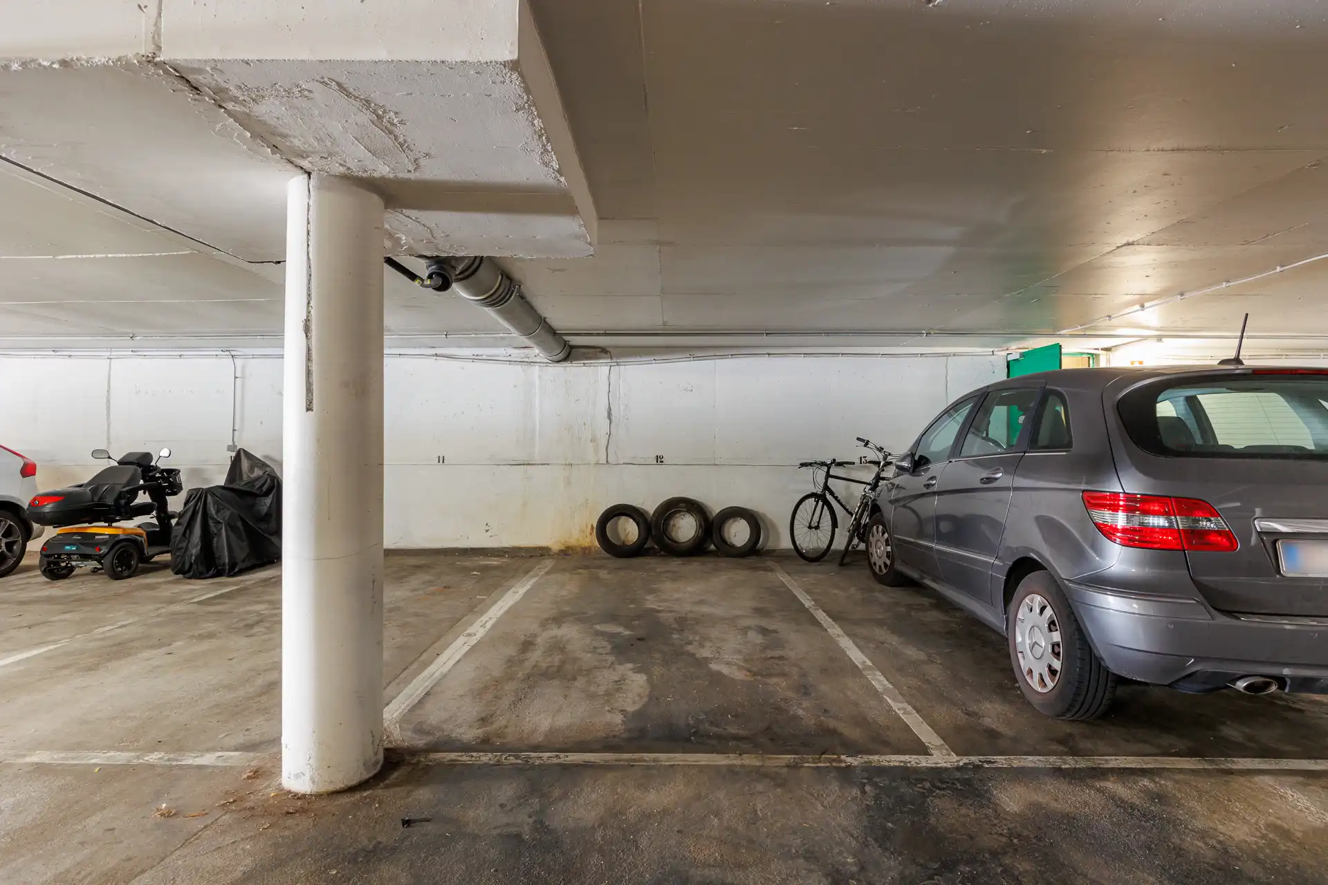 Ruim 2slpk-app. met vergezicht met kelder en parking foto 18