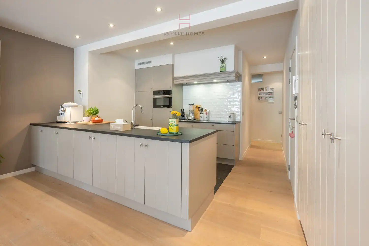 Zeer ruim en verzorgd appartement met vier slaapkamers en een praktische inpandige garage. foto 9
