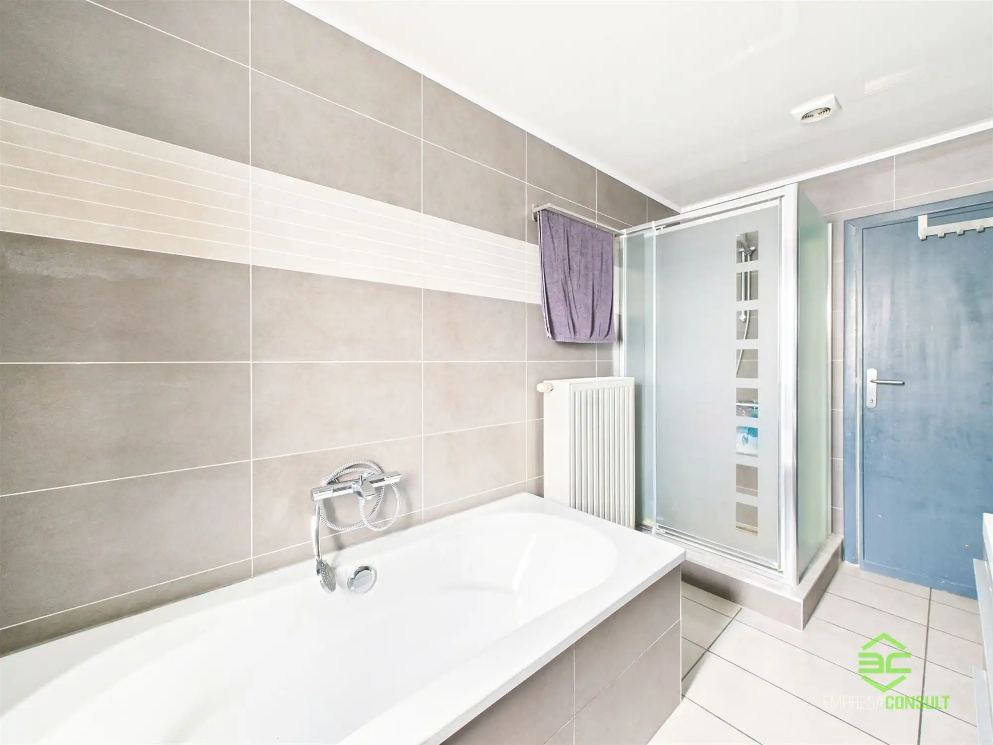 Instapklare gezinswoning met 6slpk en grote aparte garage! foto 17