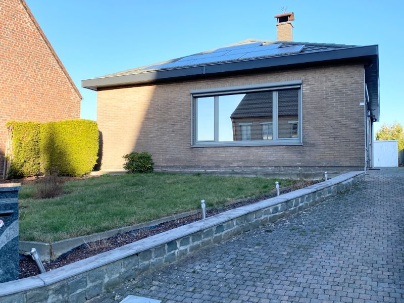 Gezellige bungalow met 2 slaapkamers, zonnepanelen, grote tuin en 2 garages foto 1