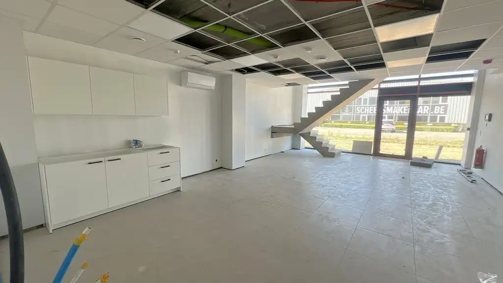 Nieuwbouw magazijn met kantoor te huur in Durmakker Evergem foto 5