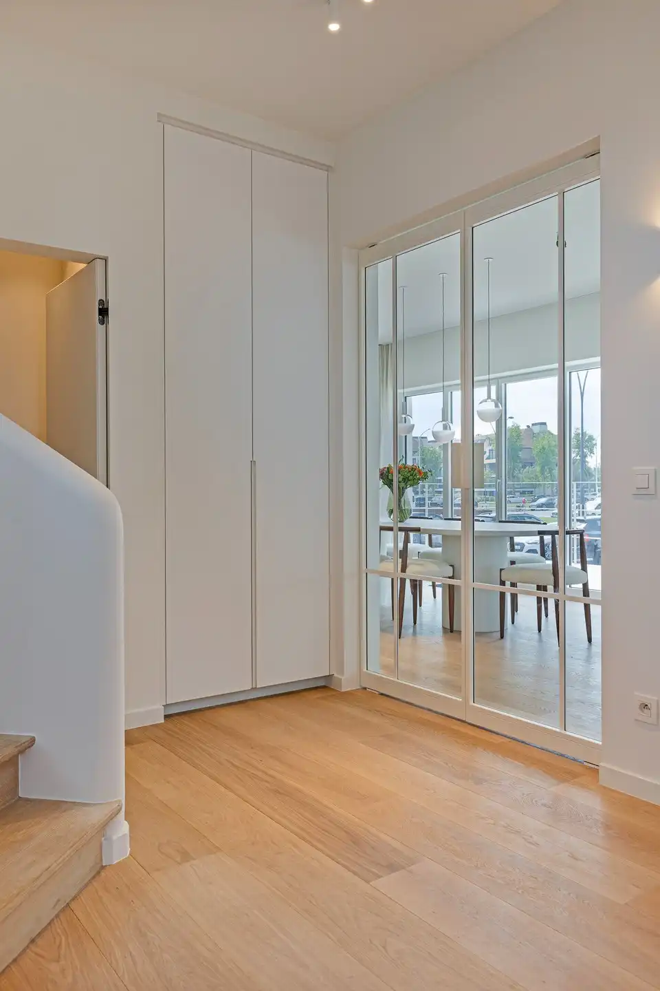 Exclusieve, volledig gerenoveerde hoekvilla met adembenemend zeezicht aan de Zeedijk. foto 4