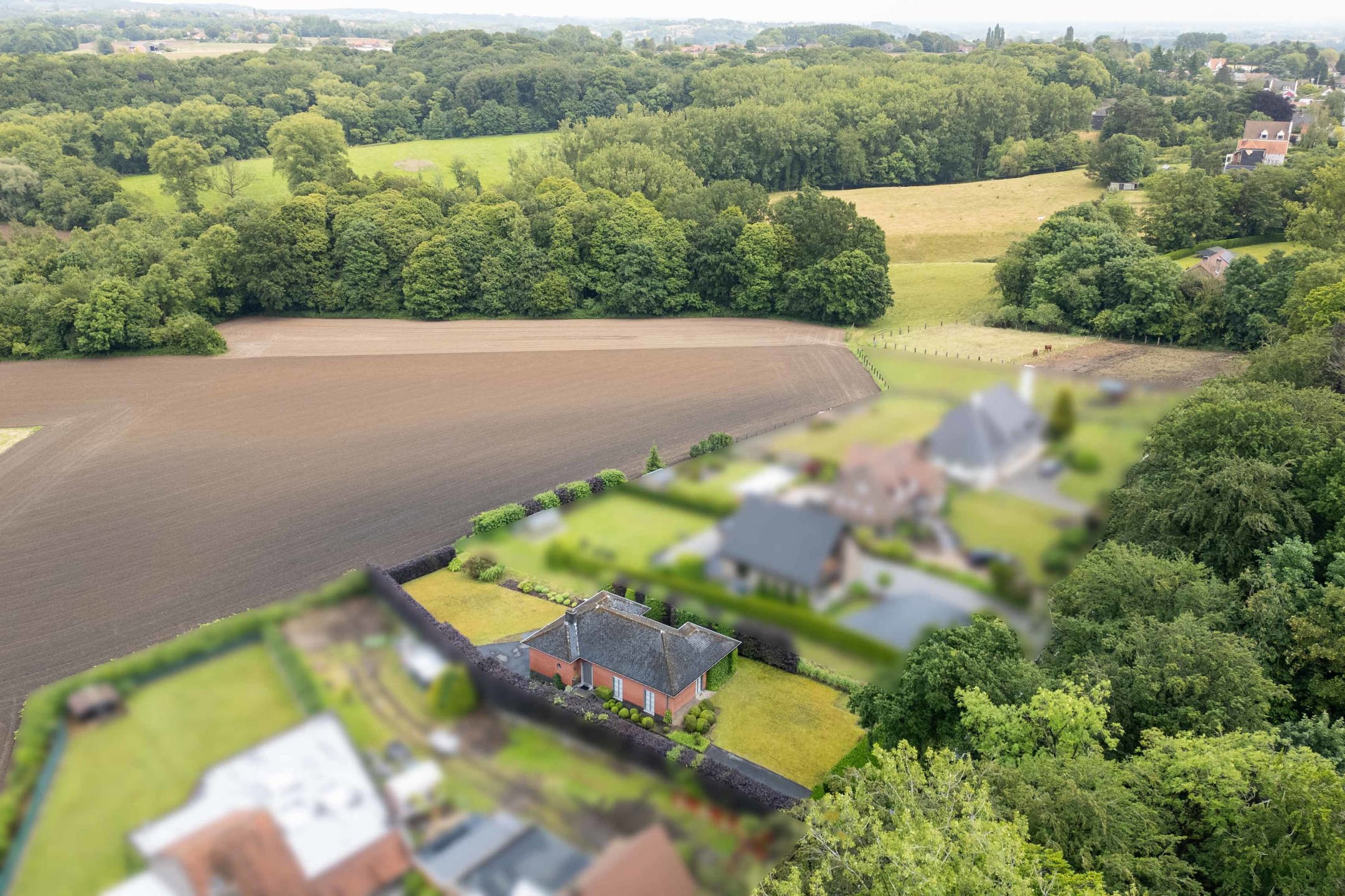 Gelijkvloerse villa met tuin en garage in groene omgeving! foto 1