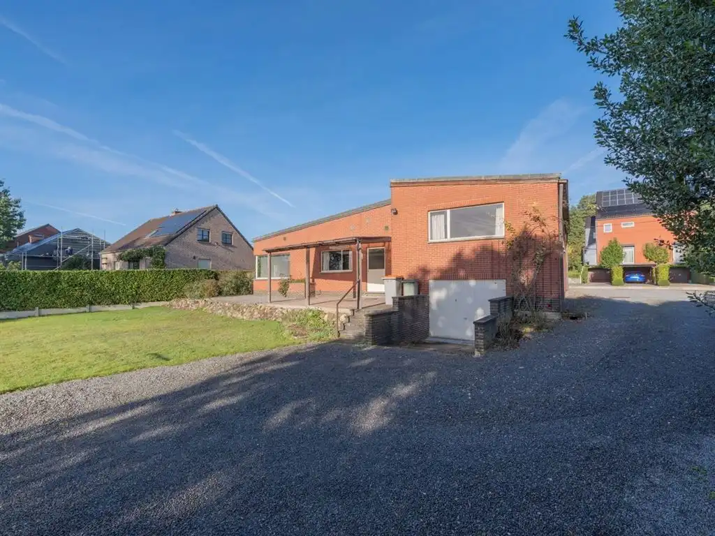 Te renoveren vrijstaande woning met 4 slaapkamers foto 4
