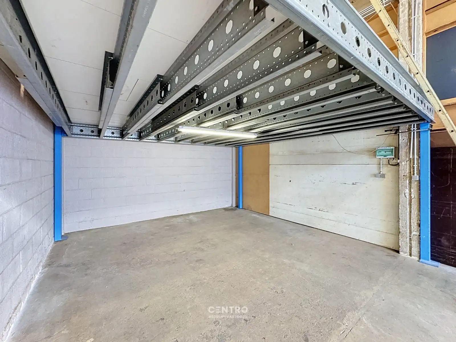 Instapklare OPSLAGRUIMTE (50m²) met tussenverdieping (25m²) op een boogscheut van Brugge (Centrum). Parkeergelegenheid voor de deur. foto 3