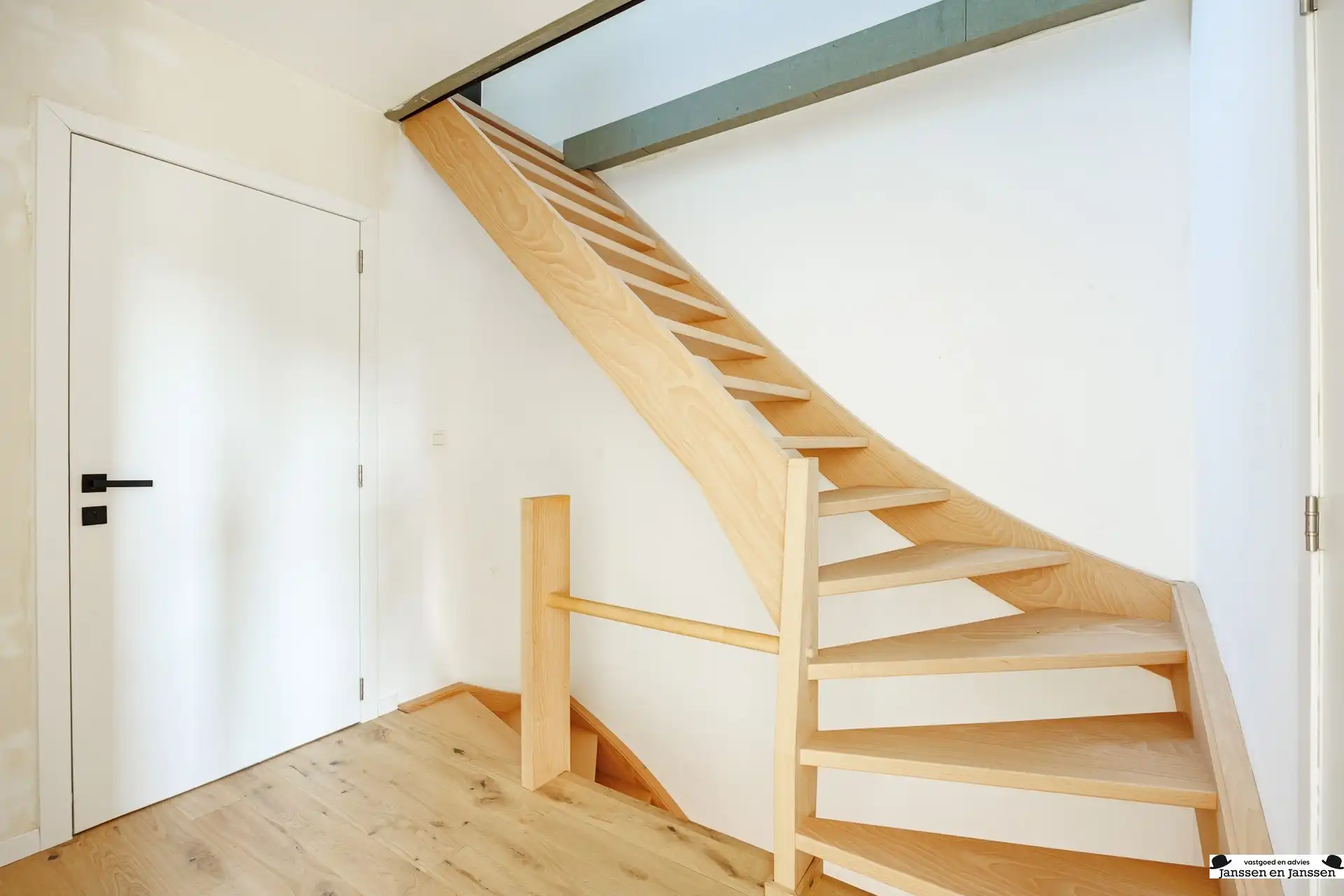 Prachtig gerenoveerde woning met 4 slaapkamers, garage en zonnige tuin foto 19