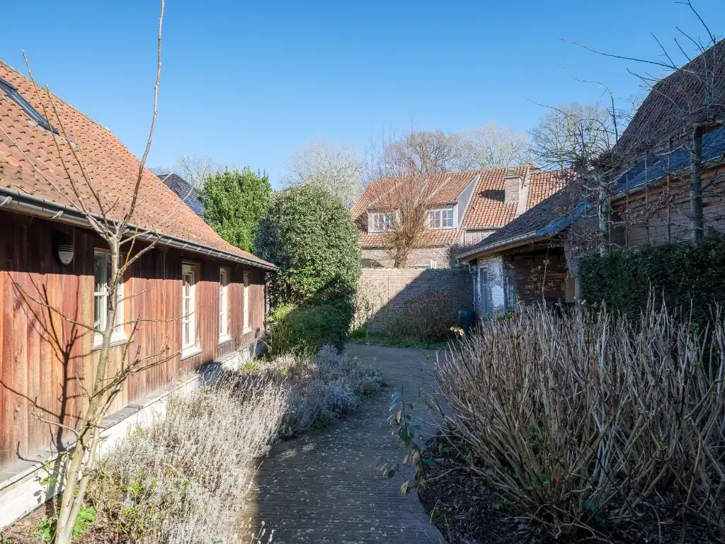 Karaktervolle hoeve met 5 slaapkamers en 4 badkamers, discreet gelegen op de tweede bouwlijn in een groene omgeving. foto 34