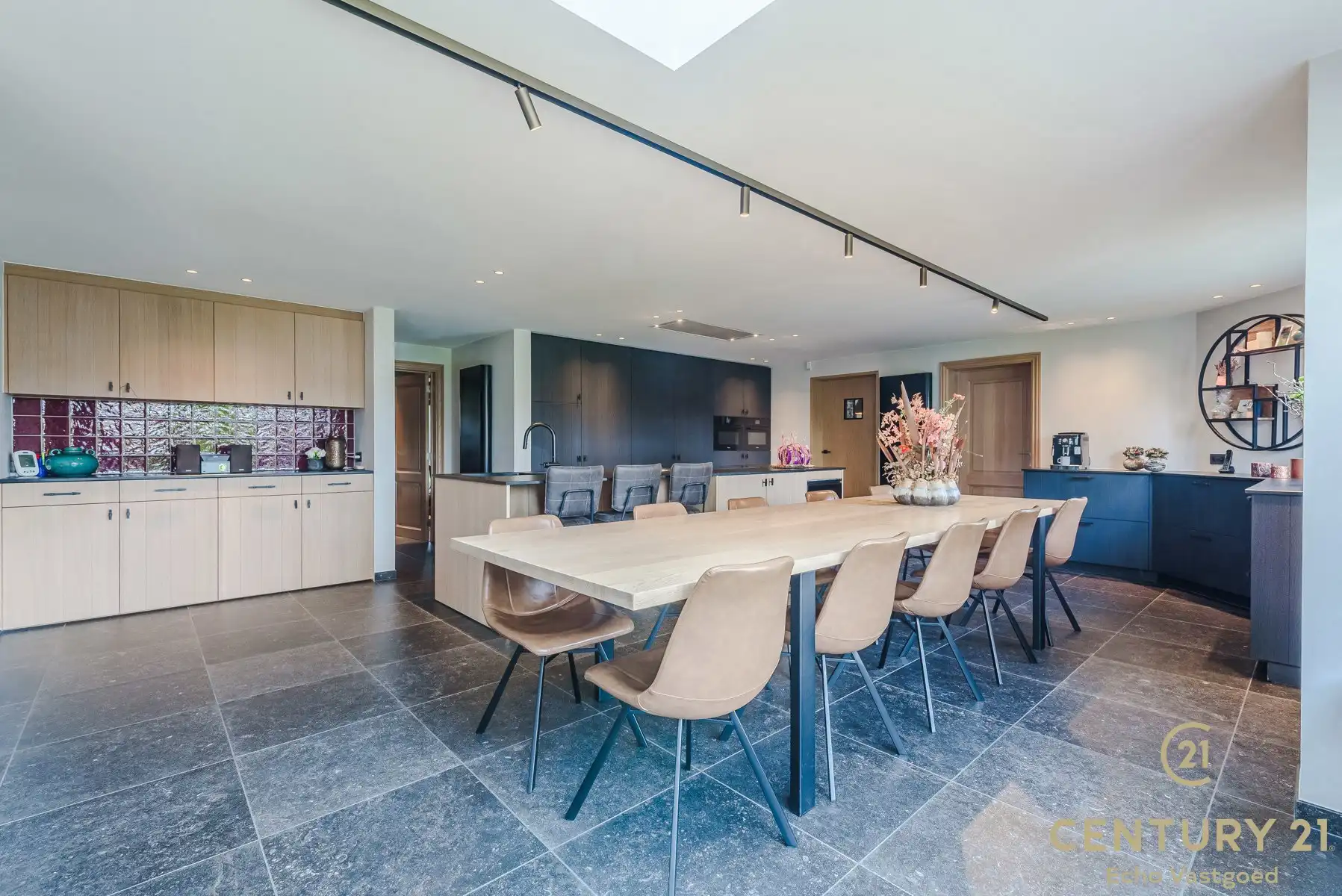 Unieke woning met magazijnen,  zwembad en conciergewoning foto 9