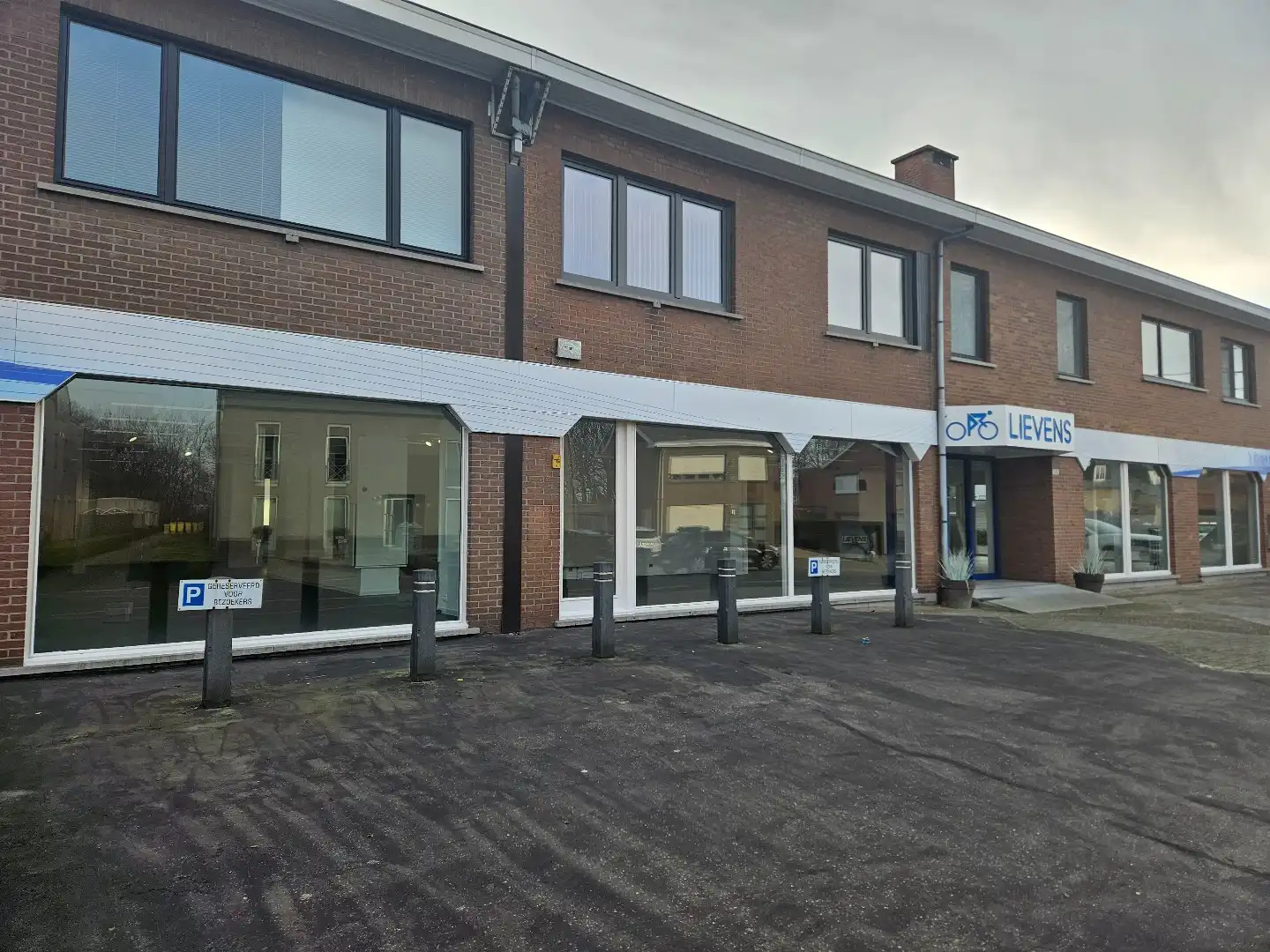 Handelspand van 459m² met diverse mogelijkheden in Geel-Larum! foto 2