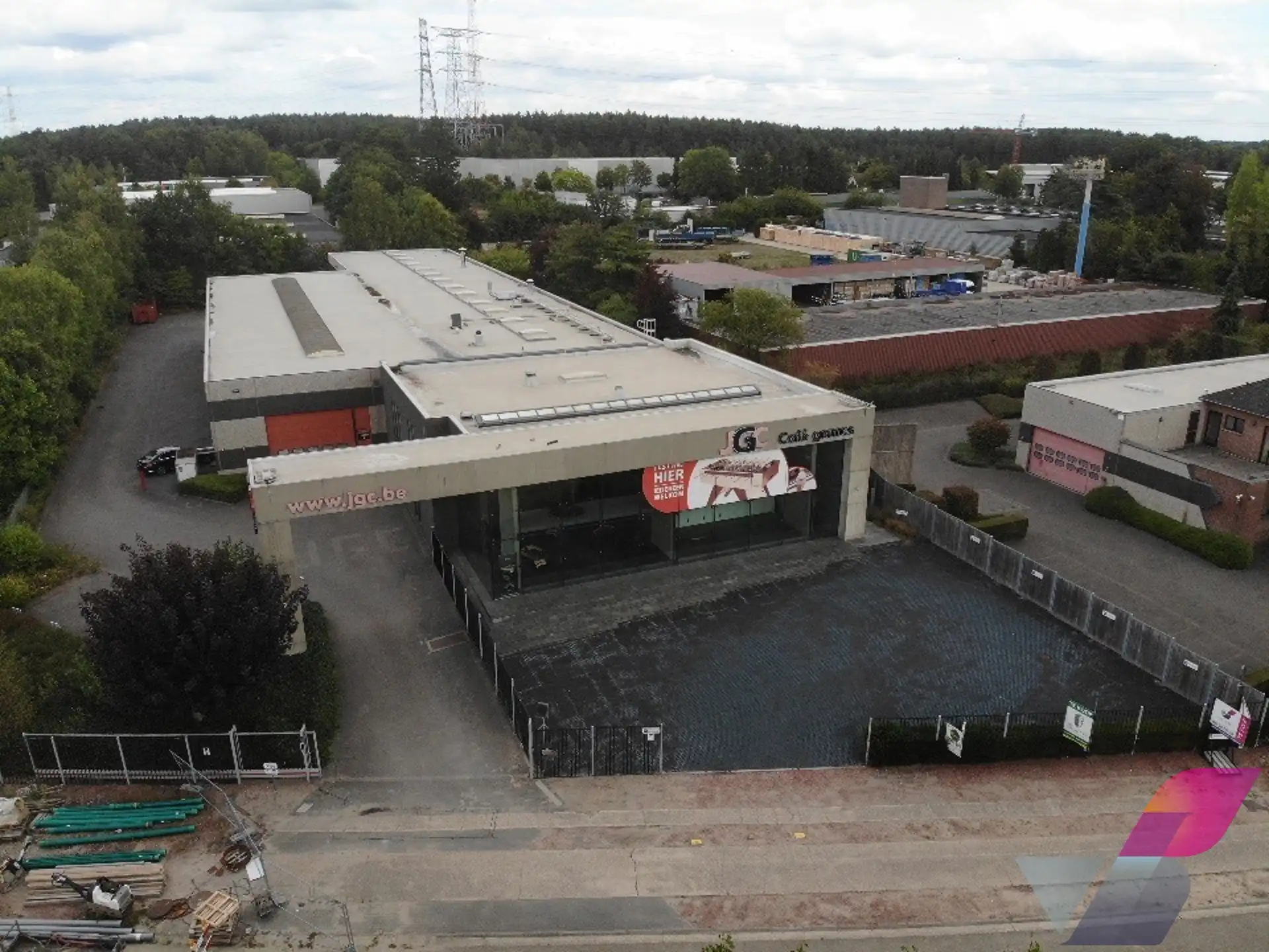 SEMI-INDUSTRIEEL GEBOUW OP ZICHTLOCATIE foto 2