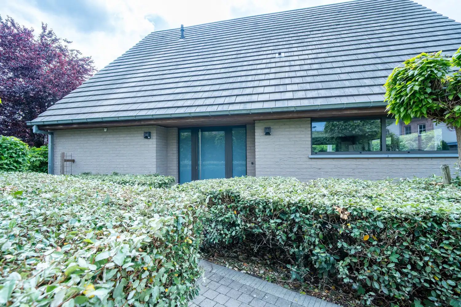 Een zonovergoten woning met aangelegde tuin en vijver, met instelprijs. foto 2