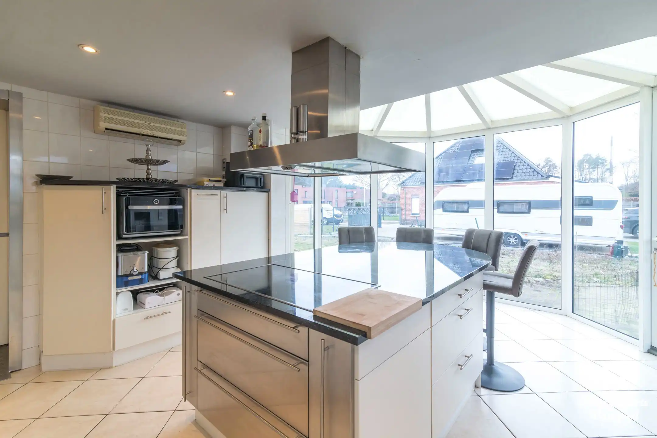 Veelzijdige woning met royale ruimtes en zwembad foto 7