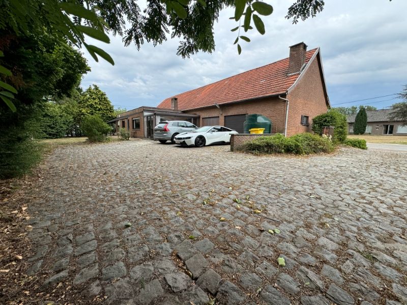 Te renoveren langgevelwoning met veel potentieel op ruim perceel in Herselt foto 3