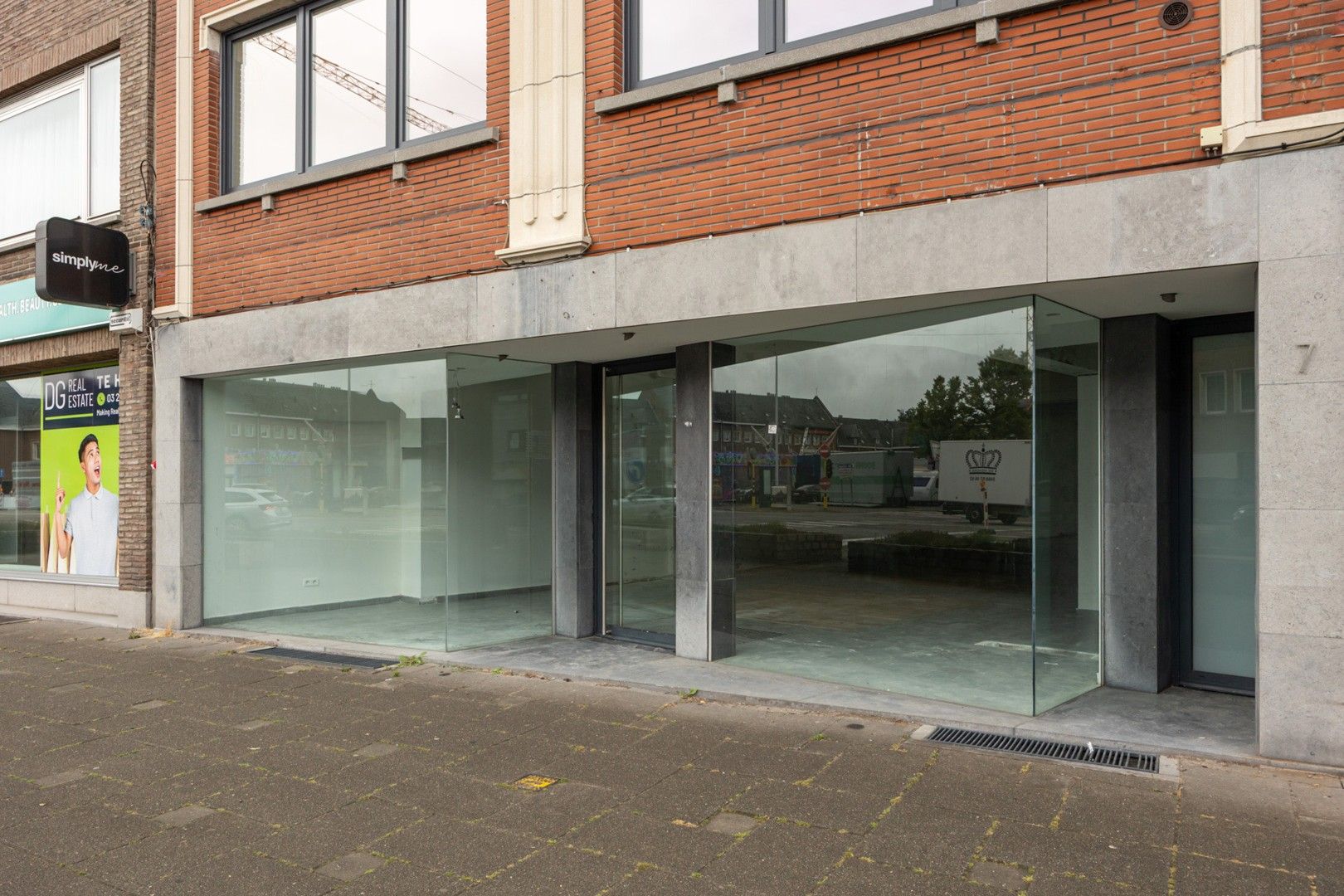 COMMERCIEEL GELIJKVLOERS foto {{pictureIndex}}