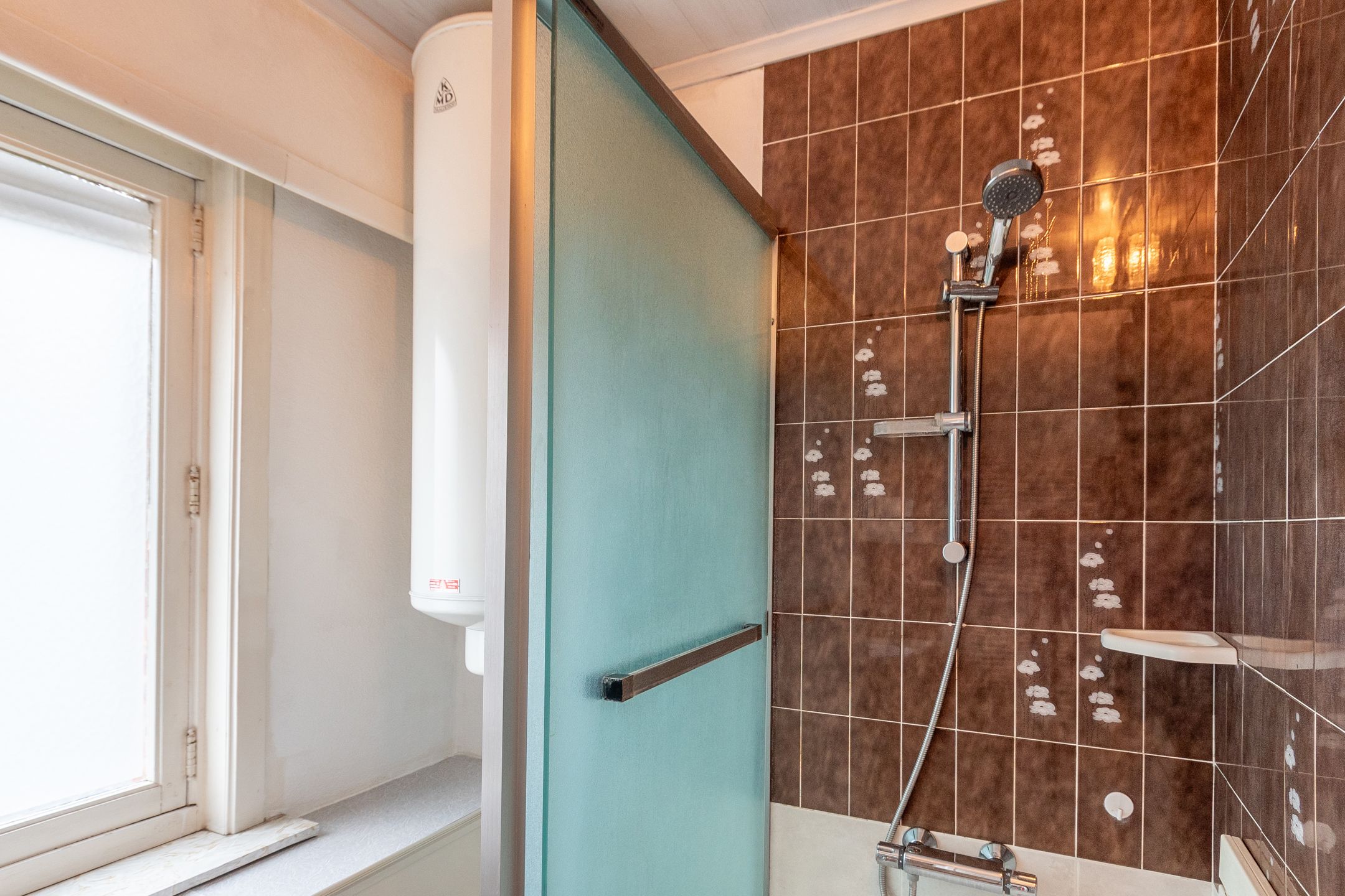 Te renoveren woning met veel potentieel foto 20