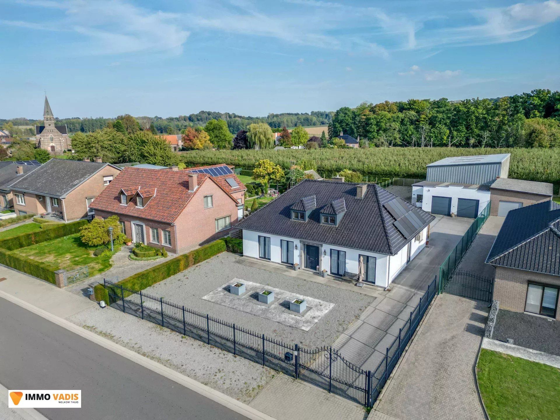 Te koop op lijfrente - Comfortabele villa met drie slaapkamers, twee garages en een magazijn. foto 2