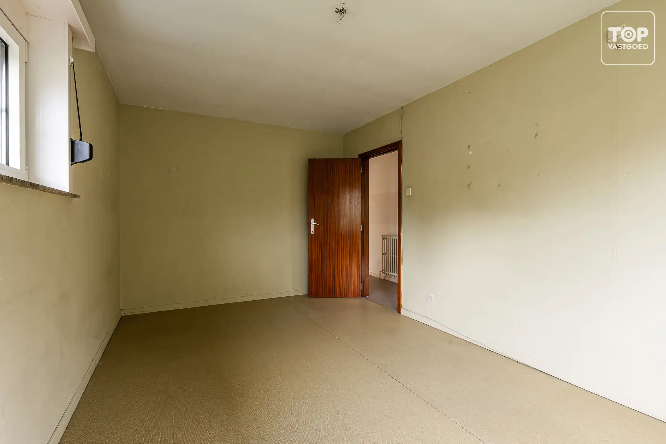 Ruime te renoveren woning met 4 slaapkamers op toplocatie foto 19