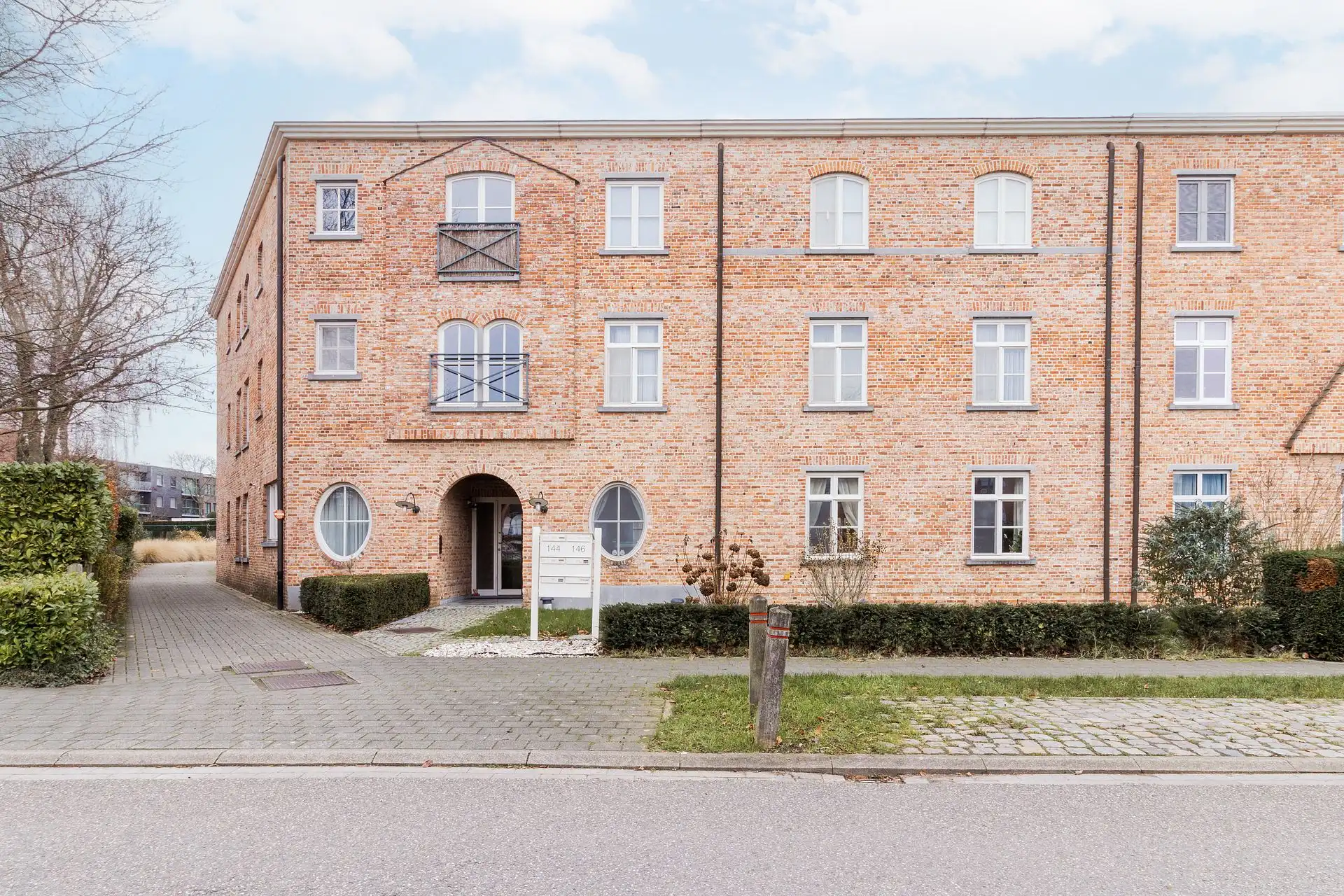 Gelijkvloers appartement met grote tuin en garage foto {{pictureIndex}}