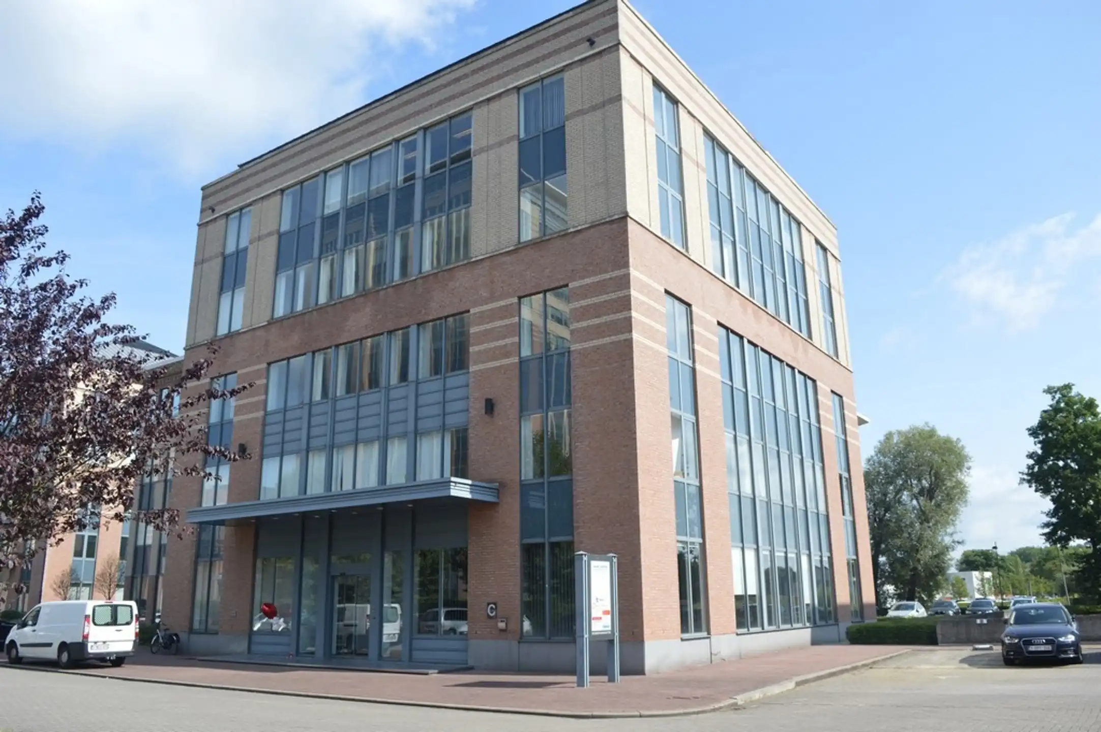 Kantoor 609 m² op het gelijkvloerse te huur foto 10