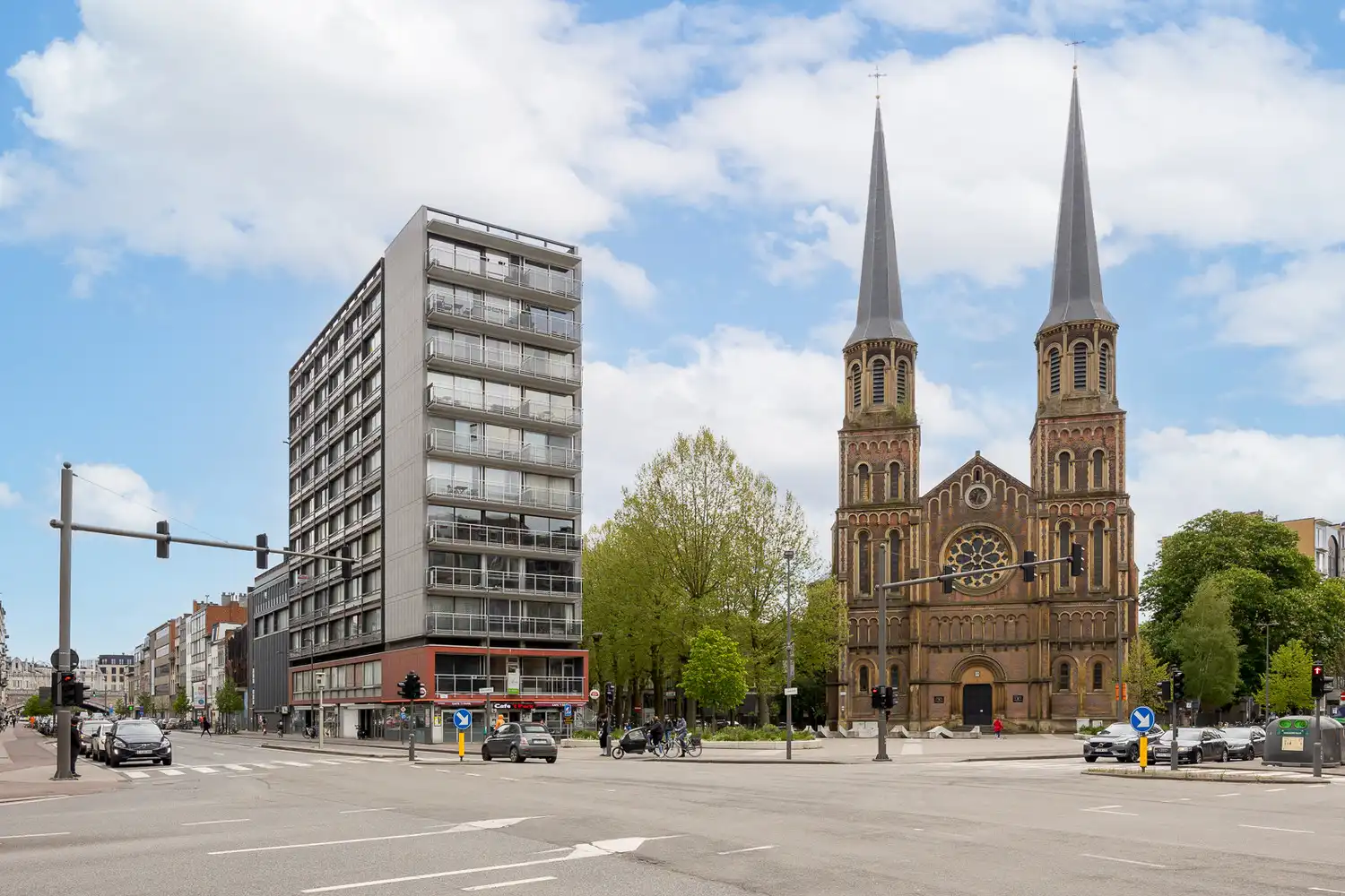 Instapklare en gemeubelde studio te koop in Antwerpen op de 7e verdieping van een verzorgd gebouw aan het Stadspark foto 3