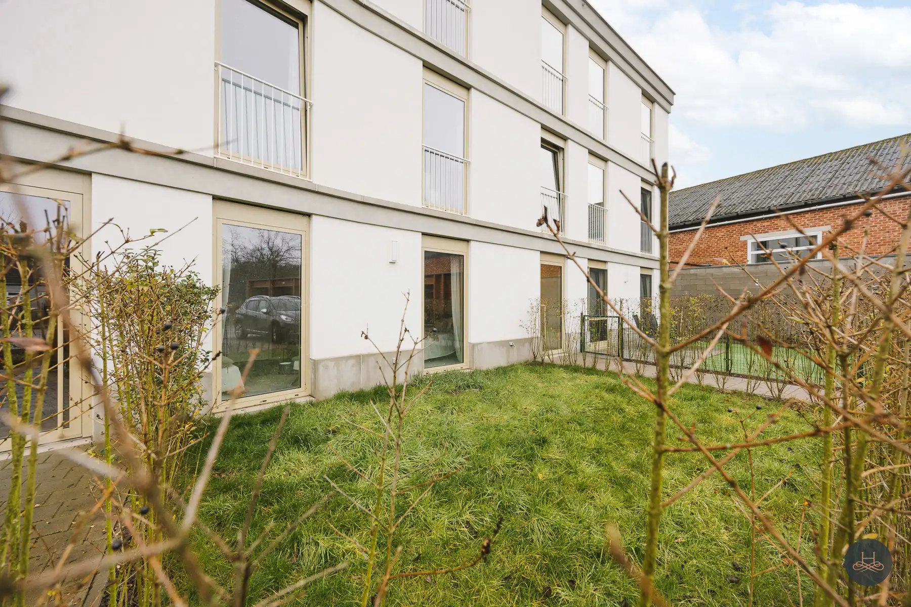 BEN Gelijkvloers appartement met hoogwaardige afwerking foto {{pictureIndex}}