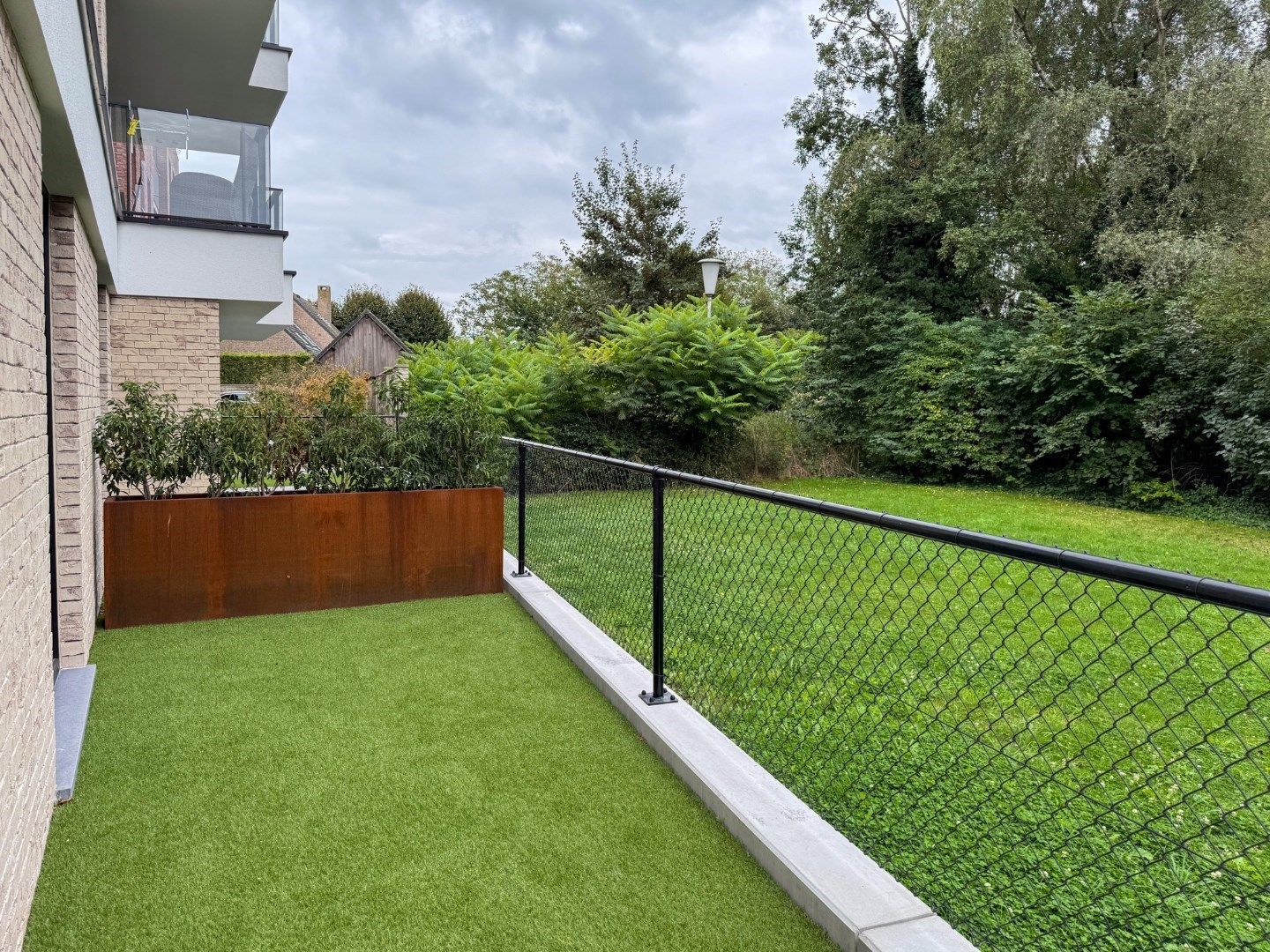 Prachtig gelijkvloersappartement met 2 slaapkamers, ruime tuin en garage. foto 20