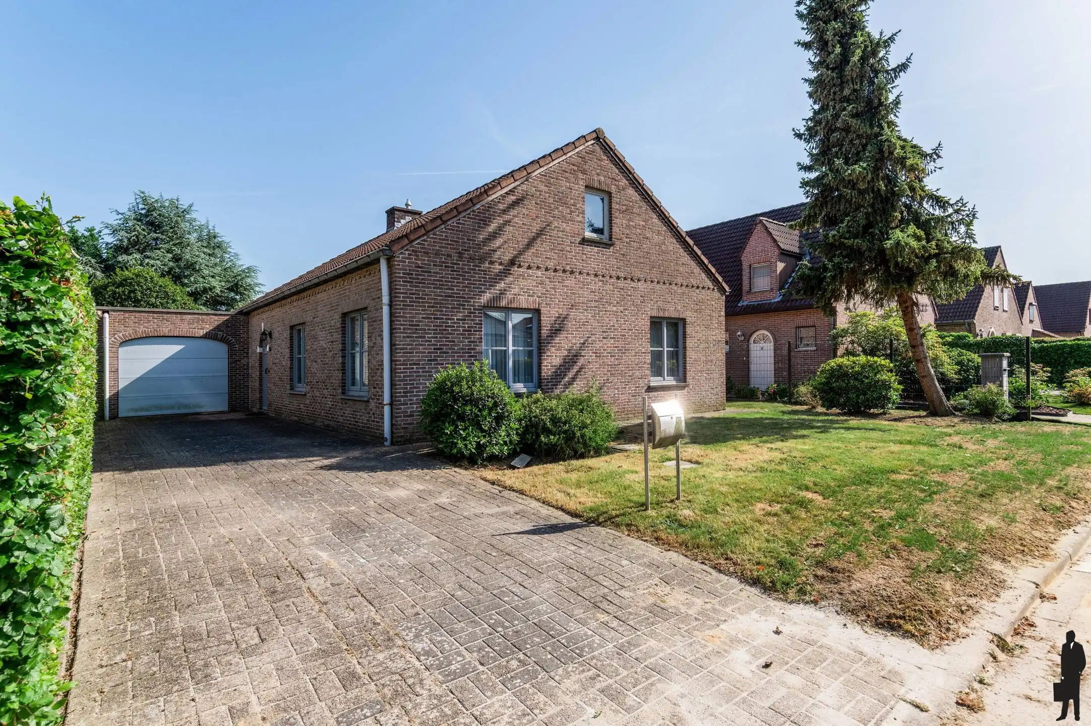 Hoofdfoto van de publicatie: Te renoveren laagbouwwoning met zuid tuin