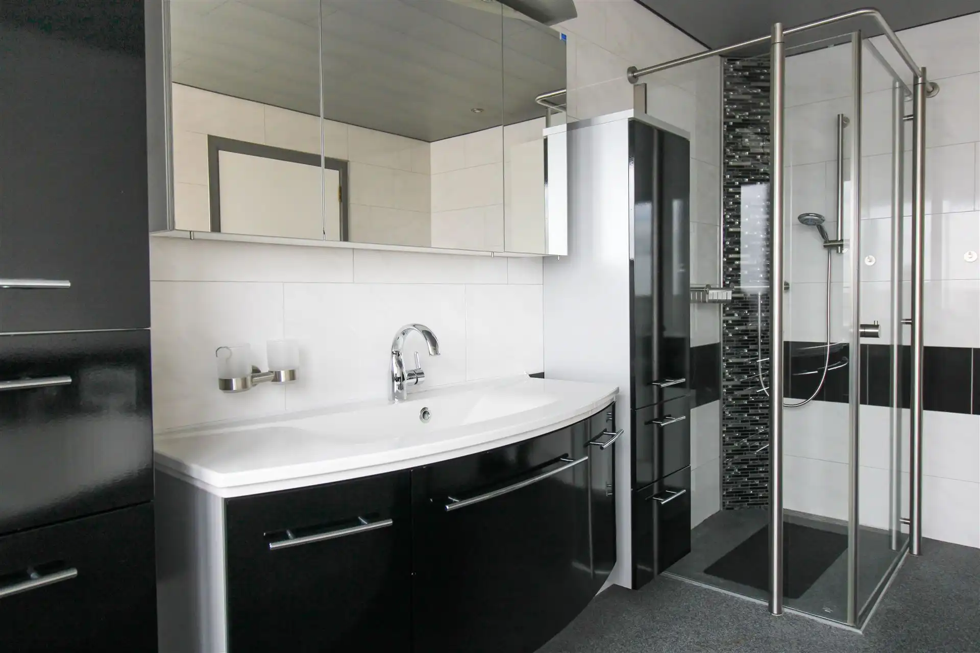 Instapklare gezinswoning met apart bijgebouw met eigen voorzieningen, 4 slaapkamers en inpandige garage op ruim perceel in hartje Maasmechelen! foto 15