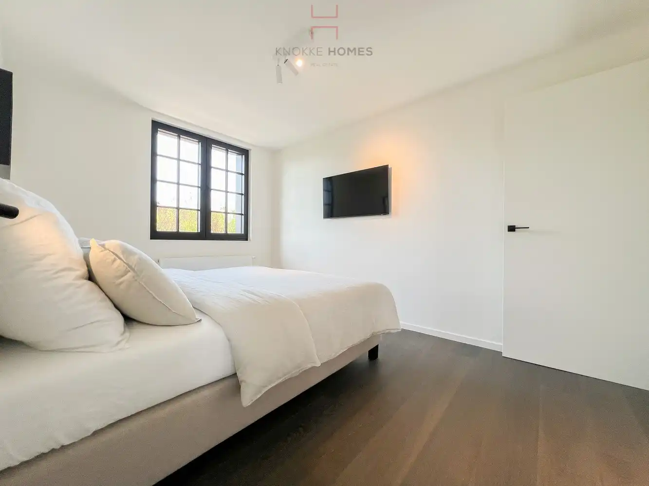 Grote gerenoveerde villa in residentiële villa-wijk nabij het Koningsbos aan de rand van het Zoute. foto 12