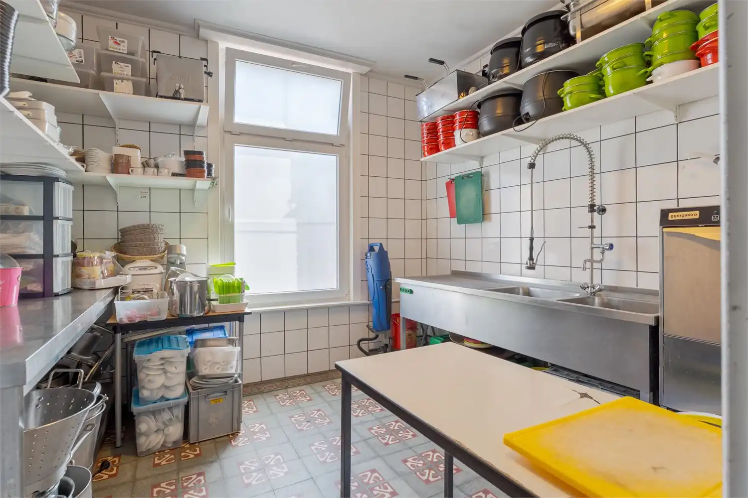 Instapklaar handelspand met woonst op toplocatie – horeca-inboedel inbegrepen! foto 21