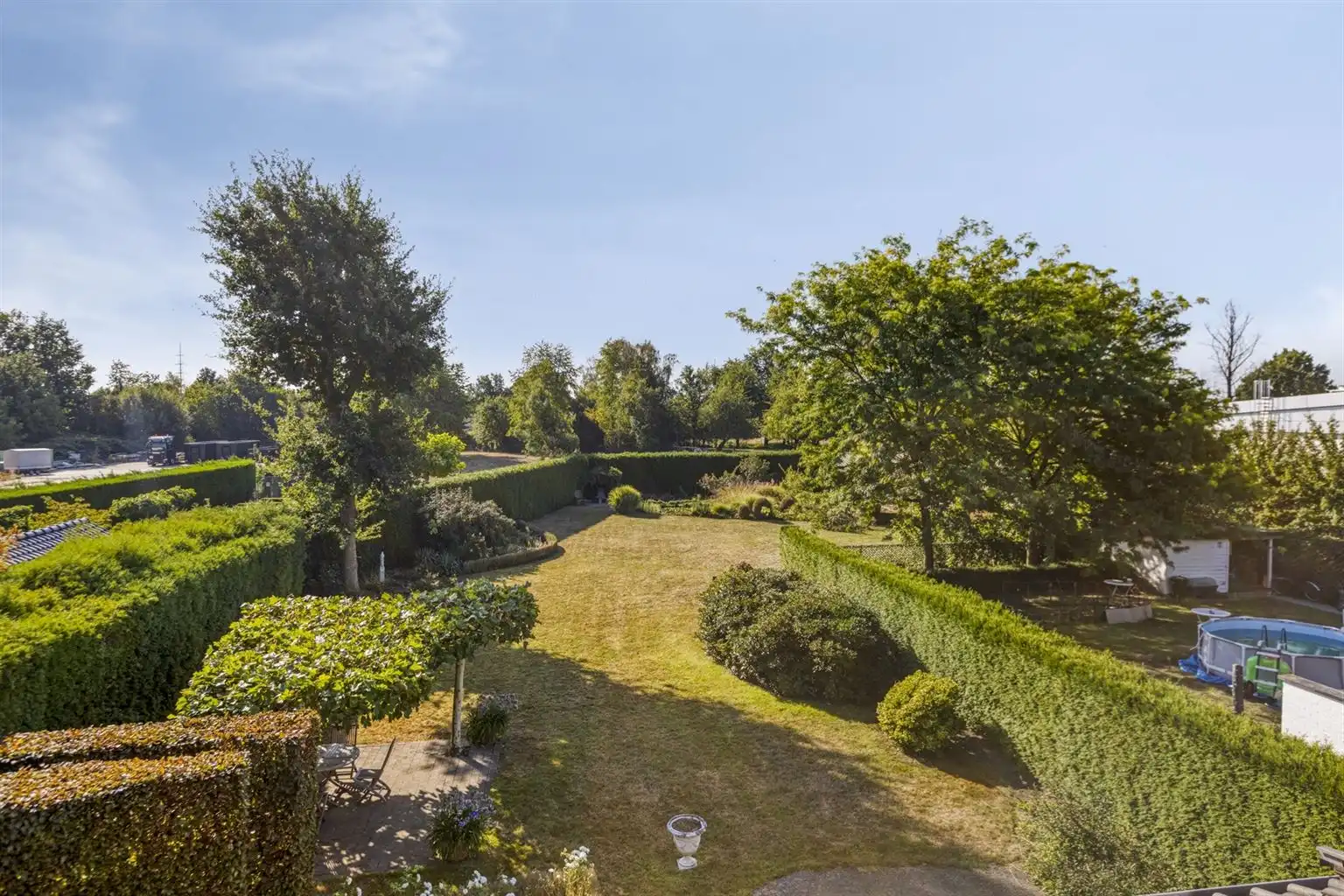 Karaktervolle, vrijstaande woning met 4 slaapkamers, veranda, dubbele garage, volledig onderkelderd op een perceel van 17a48ca, centraal gelegen bij het centrum. foto 32