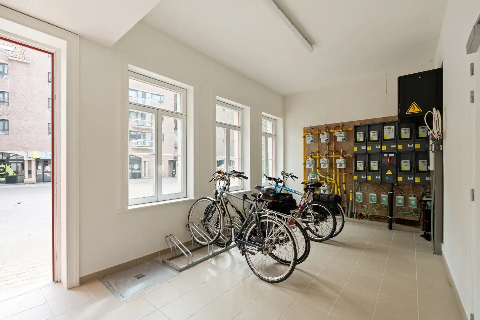 Appartement te koop in Oostende – hoge plafonds en karaktervolle architectuur nabij Achturenplein foto 15