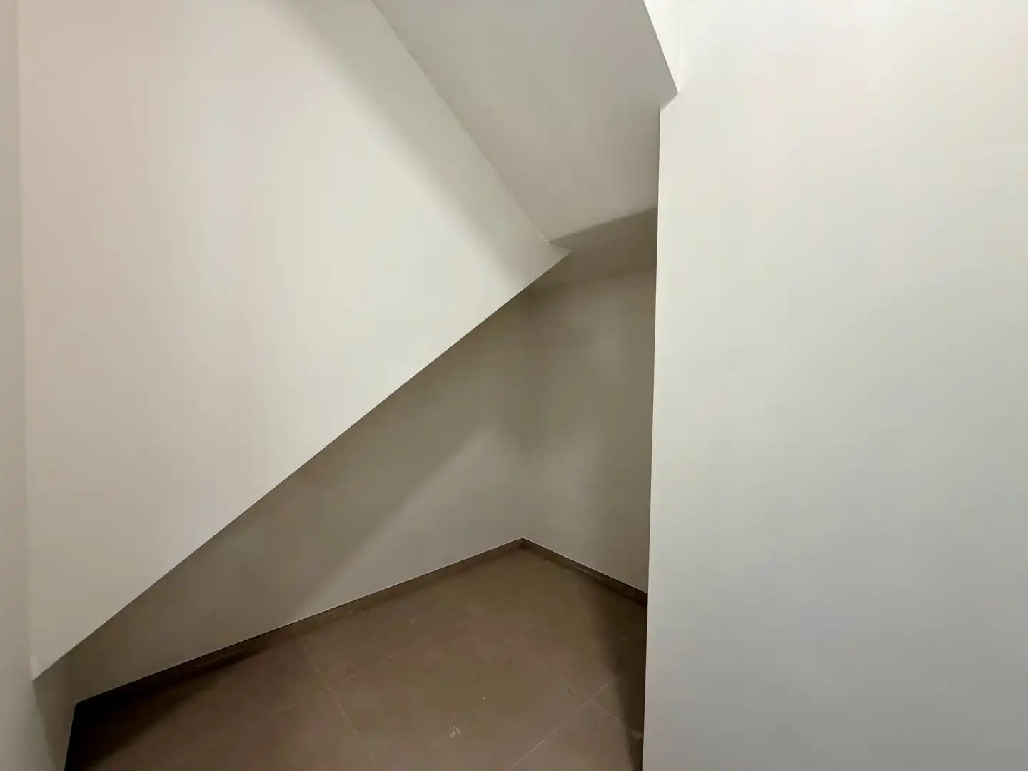 Volledig gerenoveerd 2-slaapkamerappartement met zolder in het hart van Tielt! foto 15