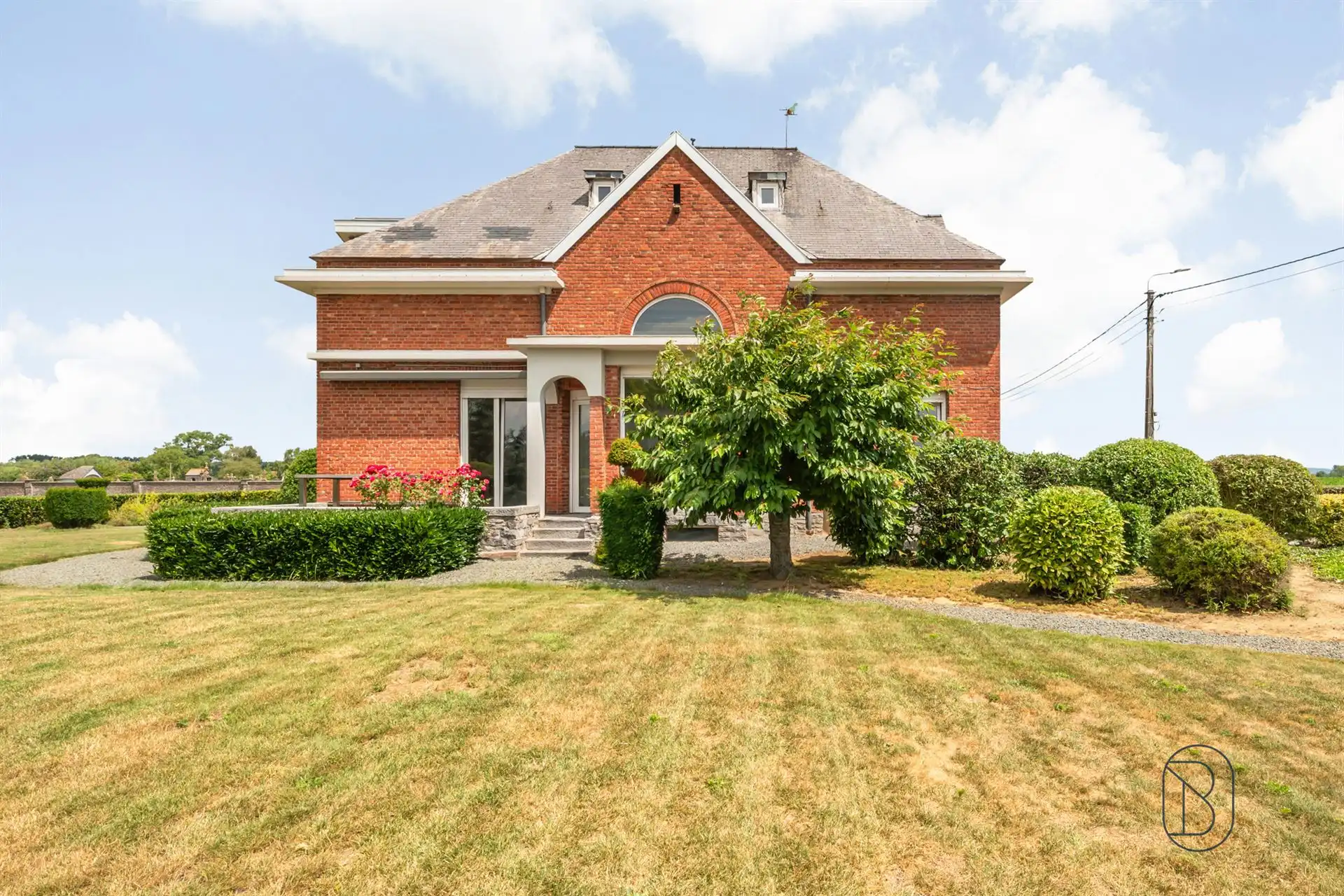 Prachtige karaktervolle woning met (4 slk) op meer dan 18are foto {{pictureIndex}}
