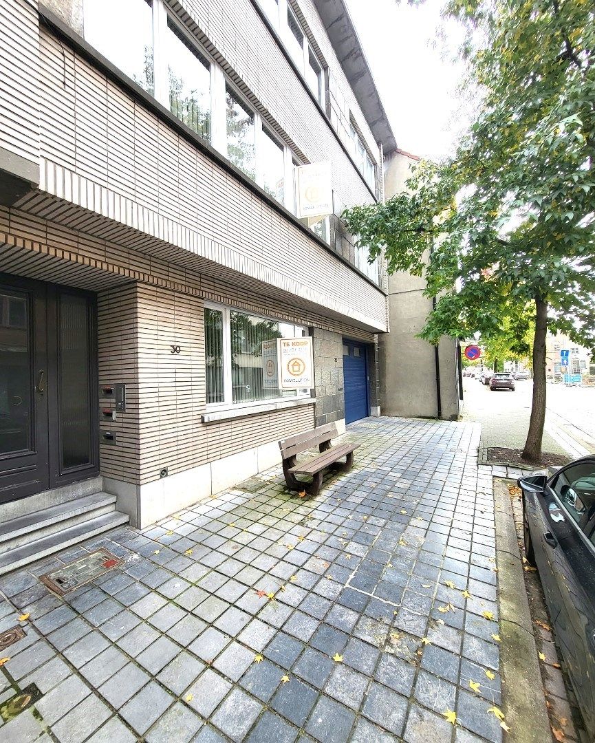 Hoofdfoto van de publicatie: Appartement (licht af te werken) op gelijkvloers met grote tuin.