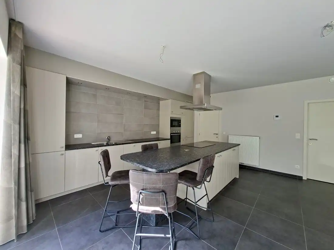 Modern en stijlvol gelijkvloers appartement net buiten Genk centrum foto 7