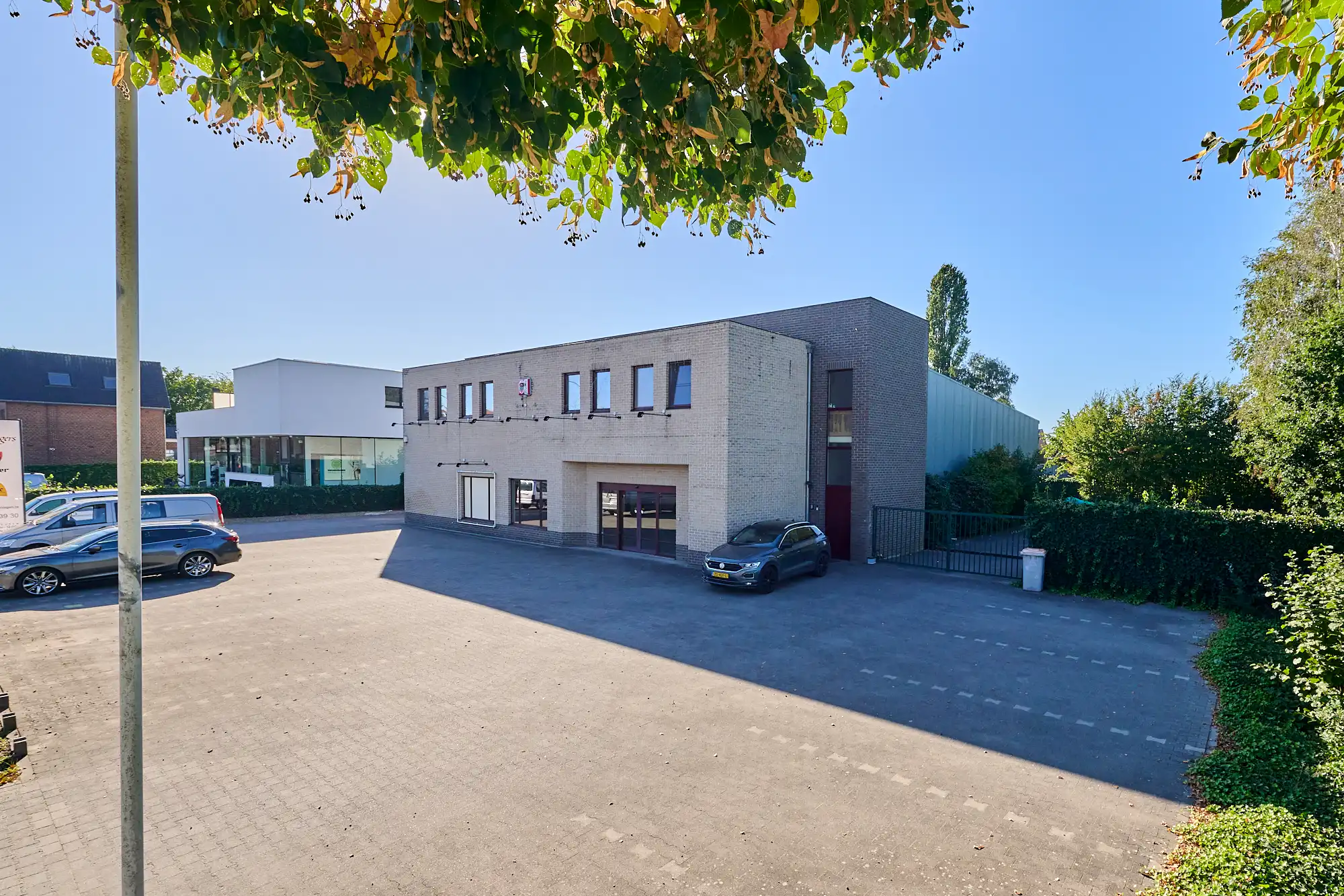 TE KOOP Dilsen-Stokkem: bedrijfsgebouw met appartementen foto 2