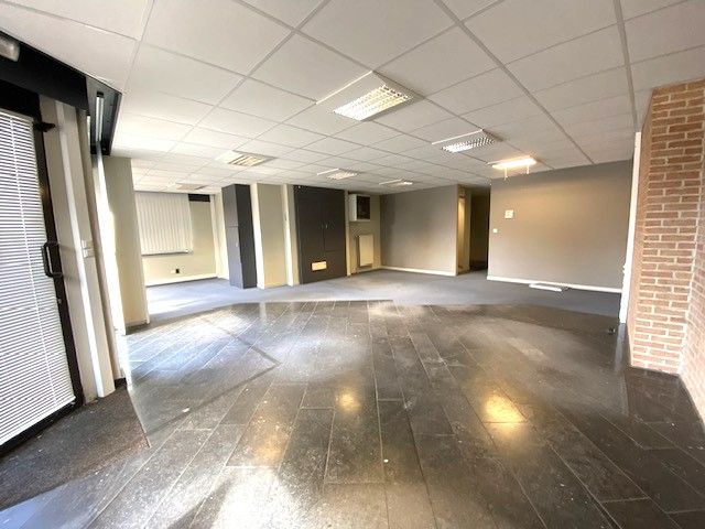Handelsruimte  (+-190m²) met 6 autostaanplaatsen centrum Geel. foto 5