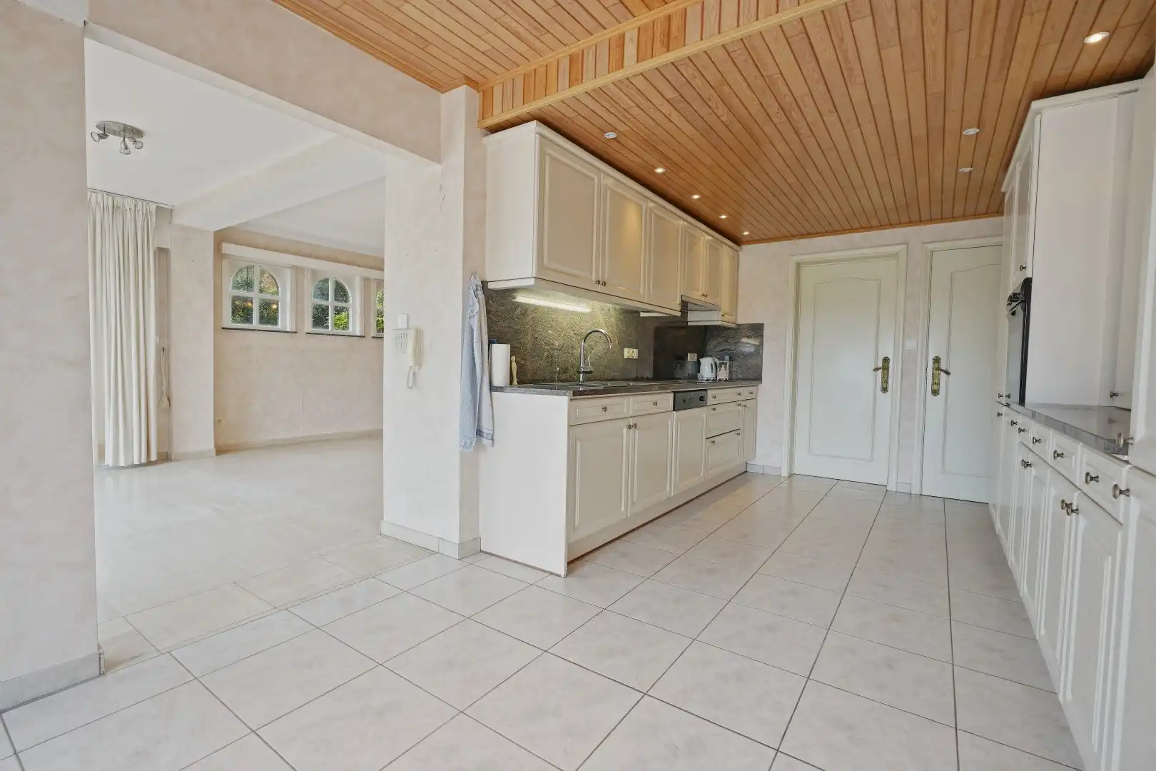 Riante gezinswoning met uniek panoramisch uitzicht en eindeloos potentieel op 644 m². foto 5