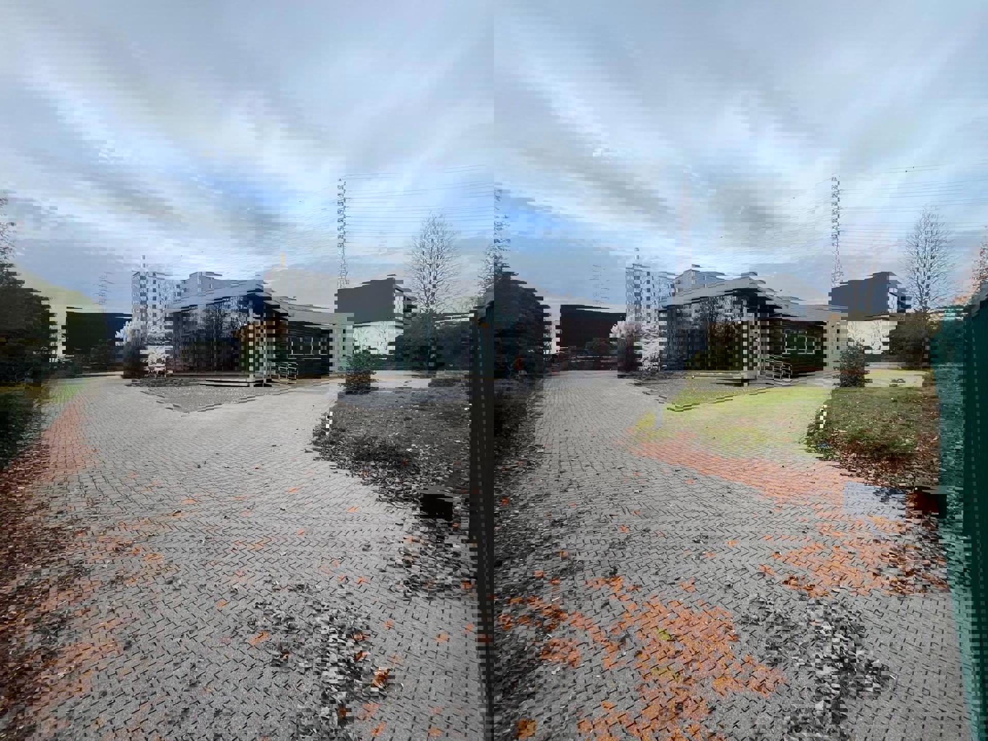 Modern alleenstaand bedrijfsgebouw te Genk foto {{pictureIndex}}