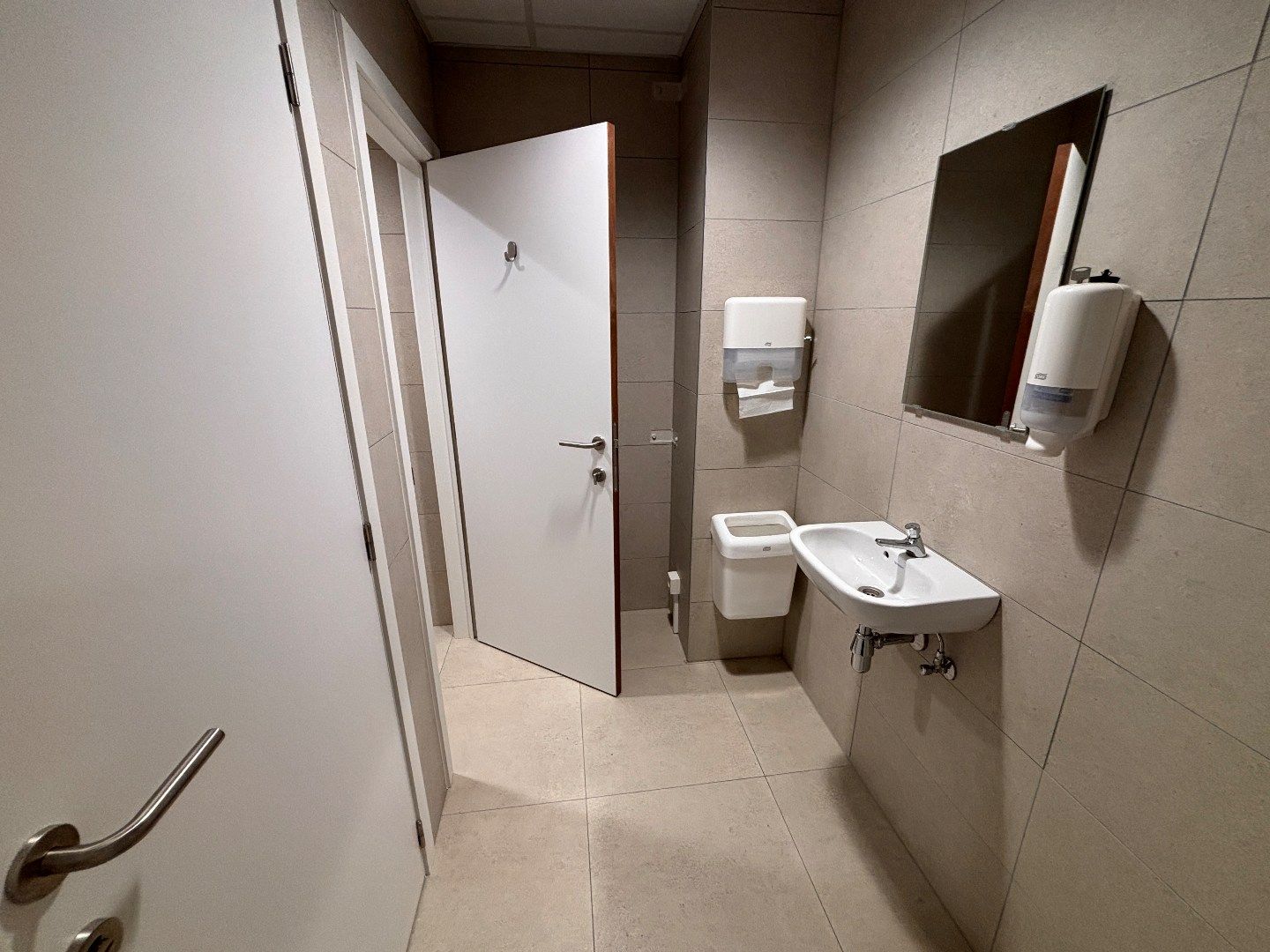 Commercieel kantoor te huur (360 m²) in het bruisende Kortrijk: de ideale locatie voor jouw bedrijf! foto 10