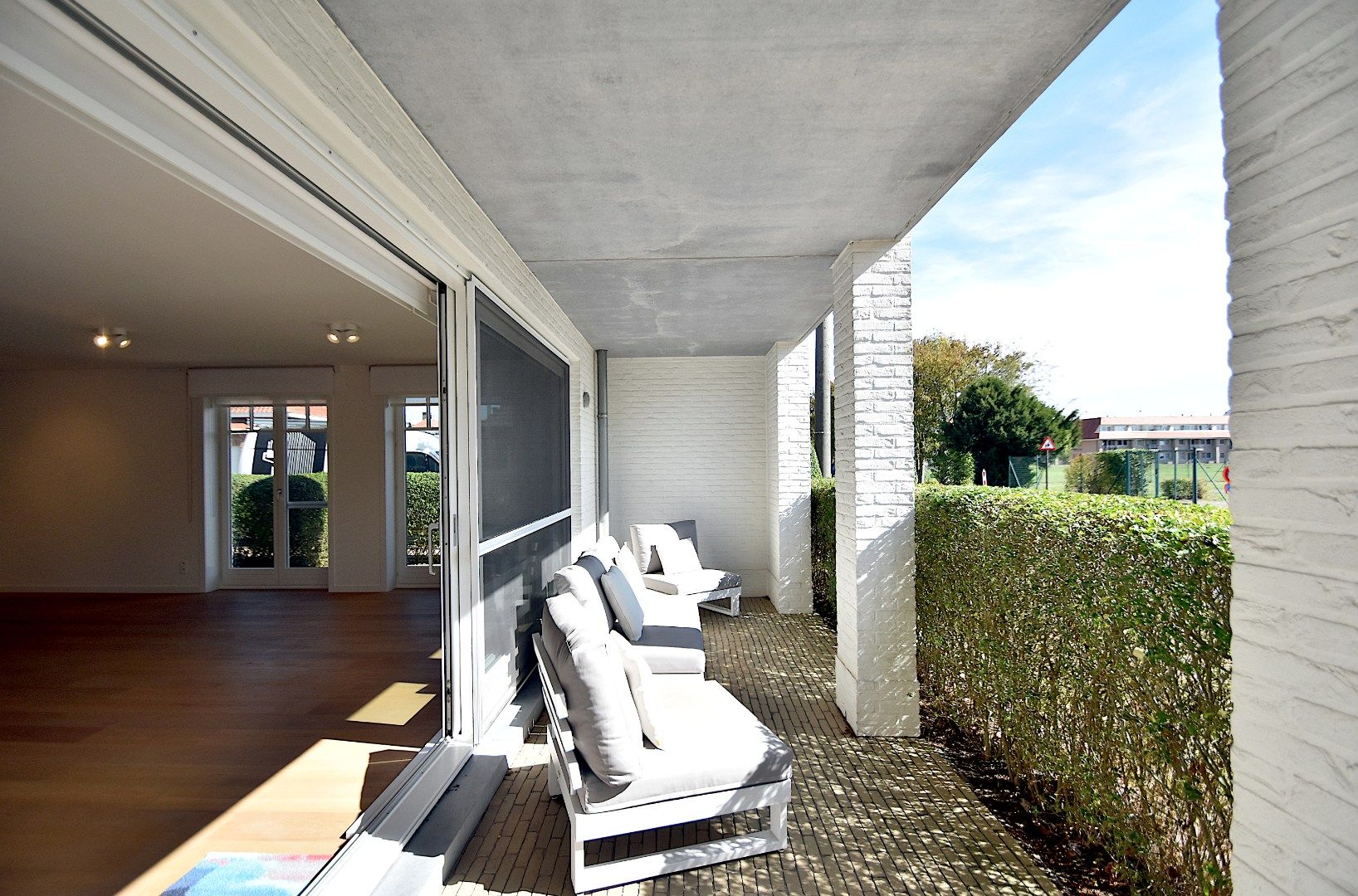 Ruim en elegant hoekappartement met drie terrassen foto 2