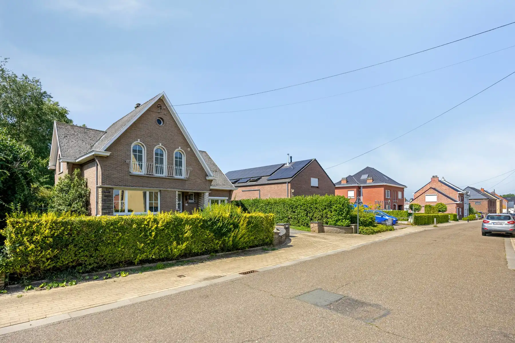 Karaktervolle woning met terras en grote tuin. foto 2