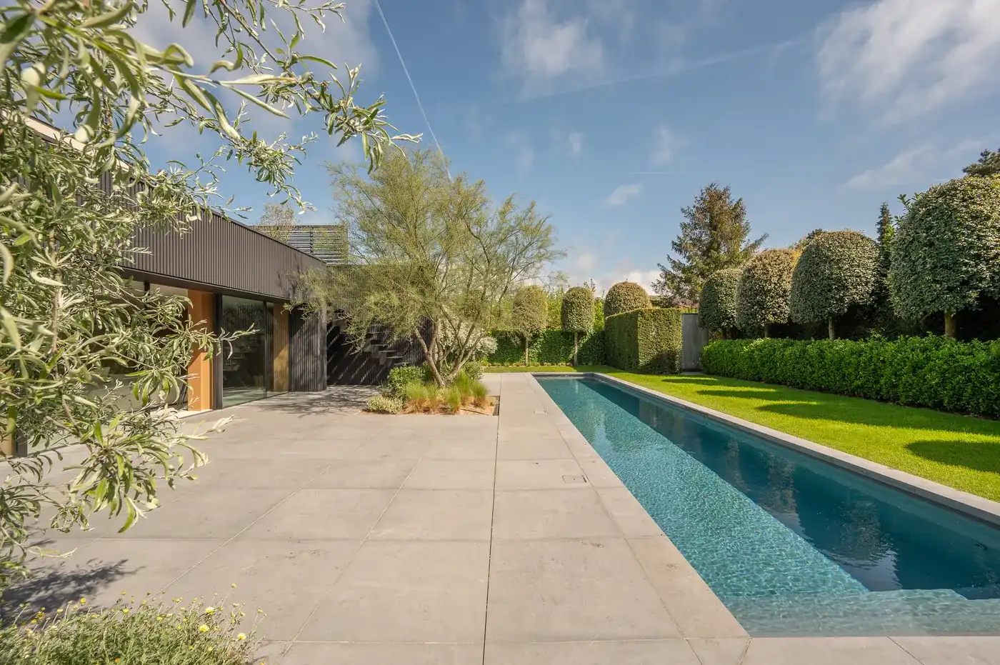 Luxueus gerenoveerde villa met zwembad op een toplocatie in een rustige residentiële wijk van het Zoute. foto {{pictureIndex}}