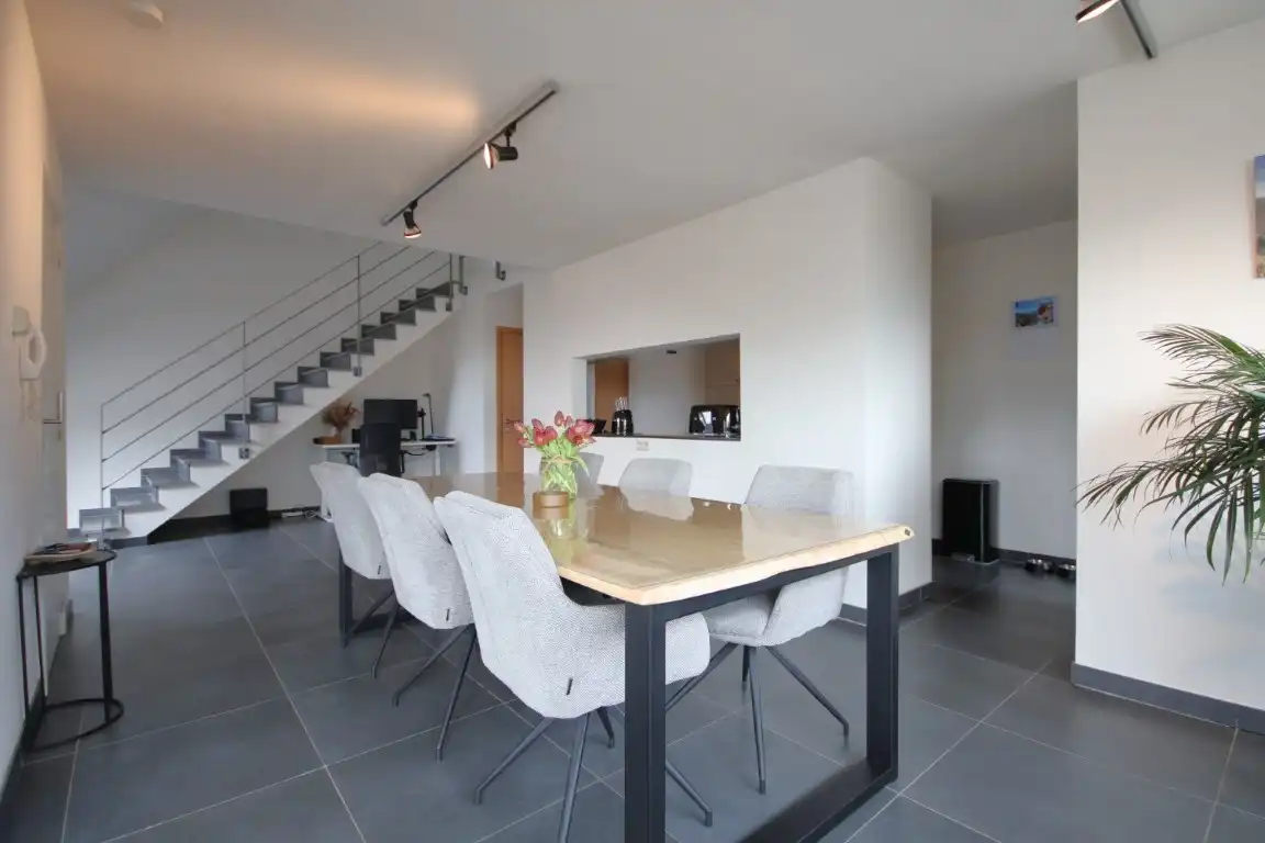 Rustig gelegen duplex appartement, met garage en extra staanplaats op wandelafstand van het centrum van Sint-Truiden. foto 6