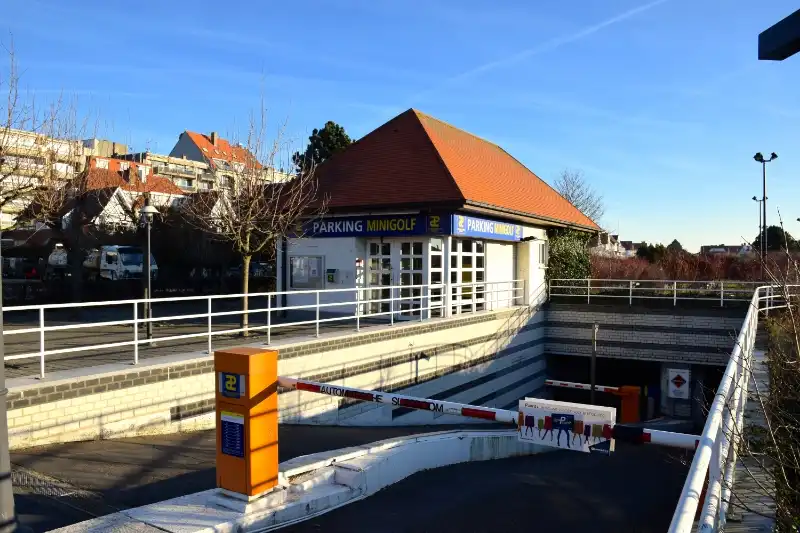 Gesloten garagebox te huur gelegen aan de Minigolf in het Zoute. foto 7