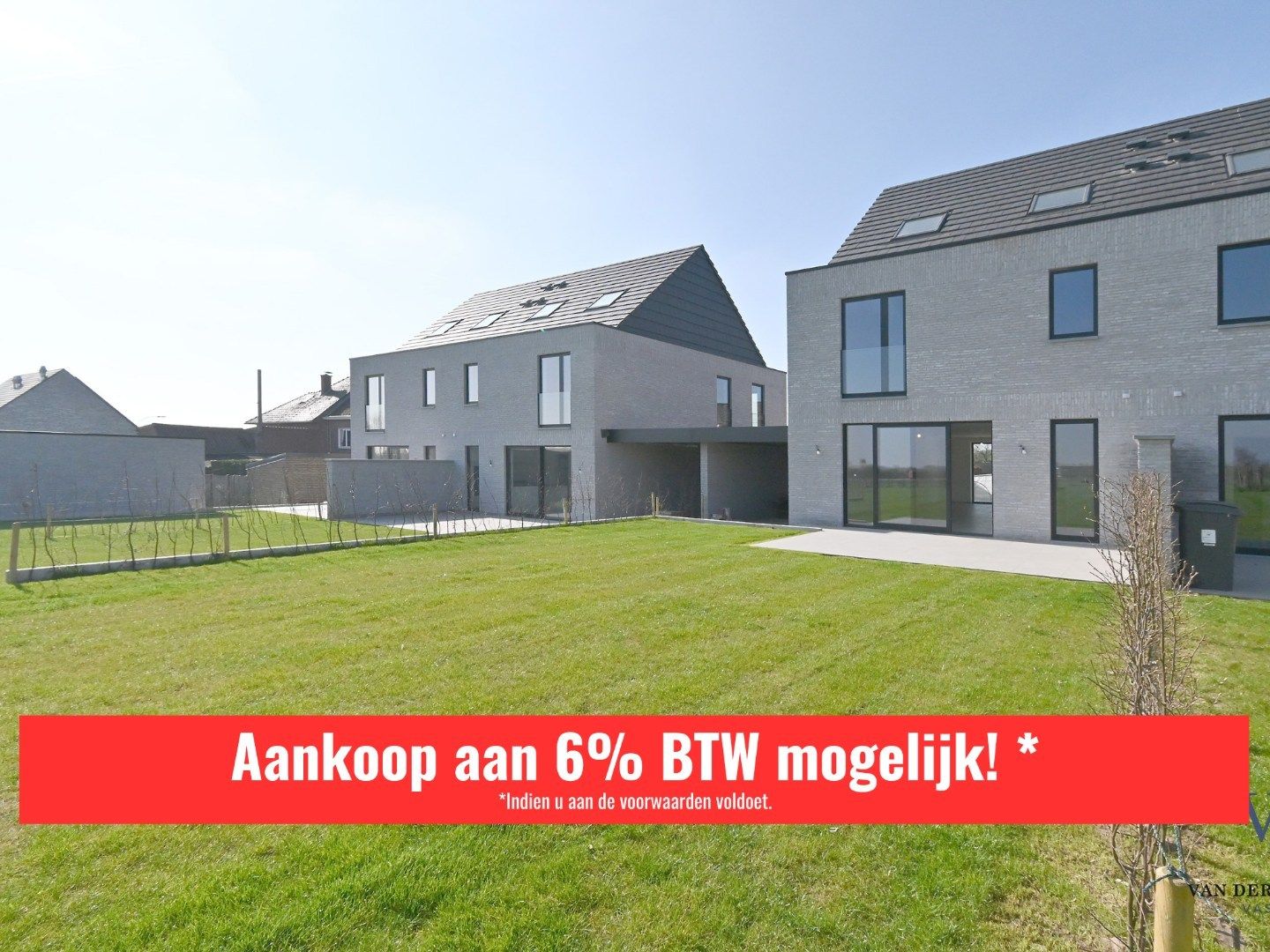 Half Open Bebouwing met buitenberging en carport foto {{pictureIndex}}