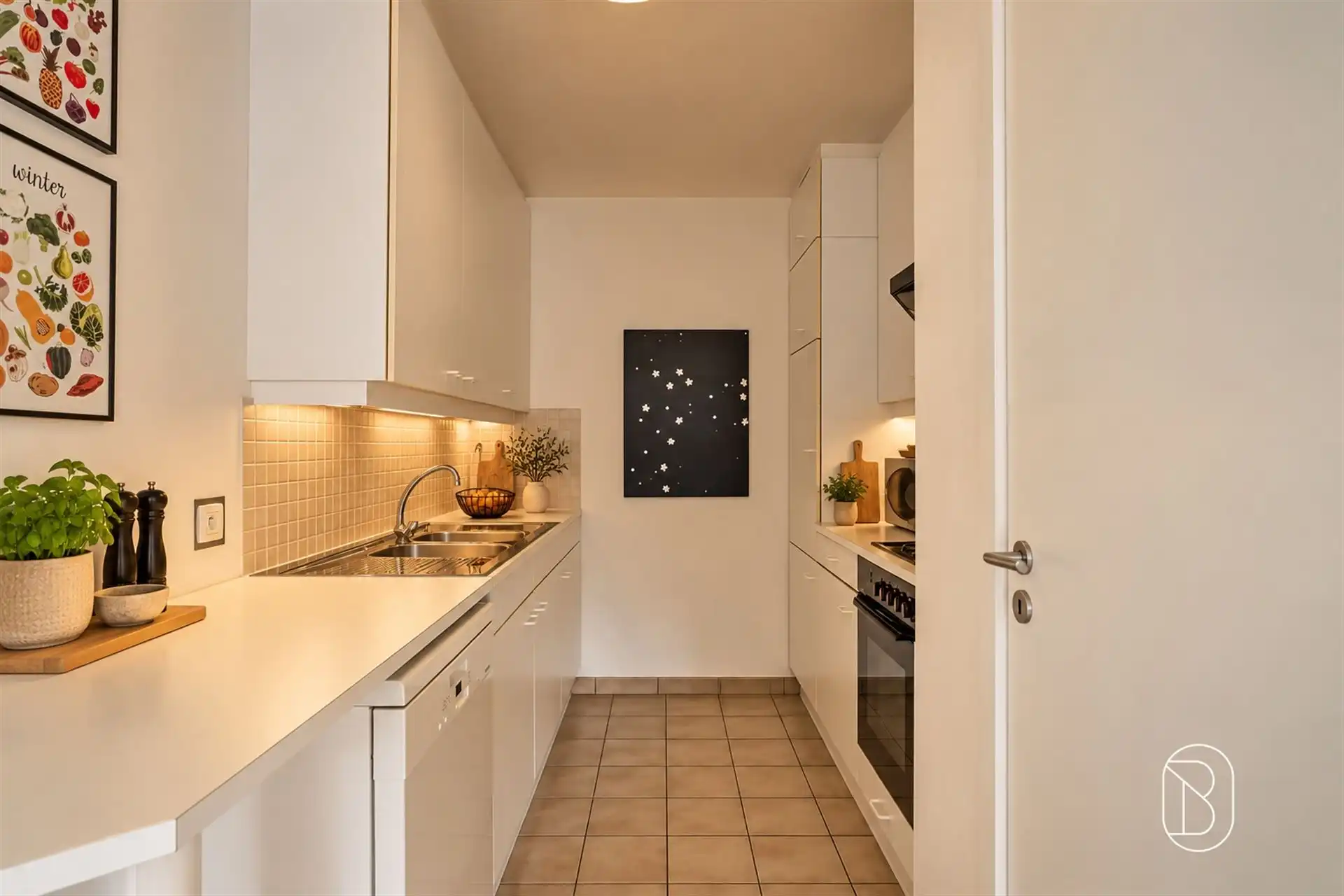 Verzorgd appartement met 2 slk & garage in centrum Kortrijk! foto 5