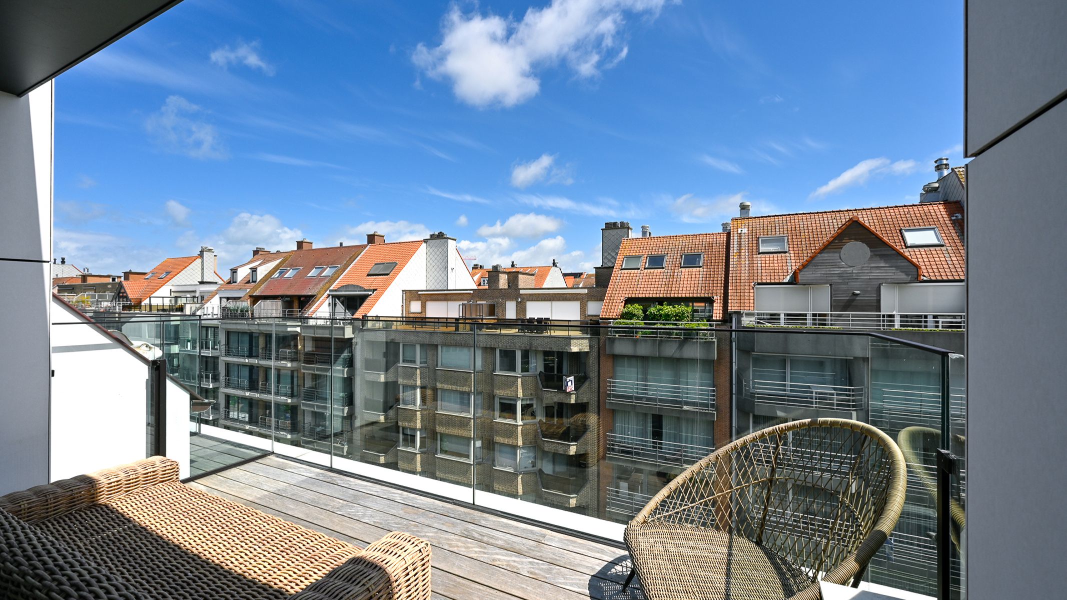 Stijlvol nieuwbouwappartement (2023) met zonneterrassen, op toplocatie vlak bij strand en winkels foto 4